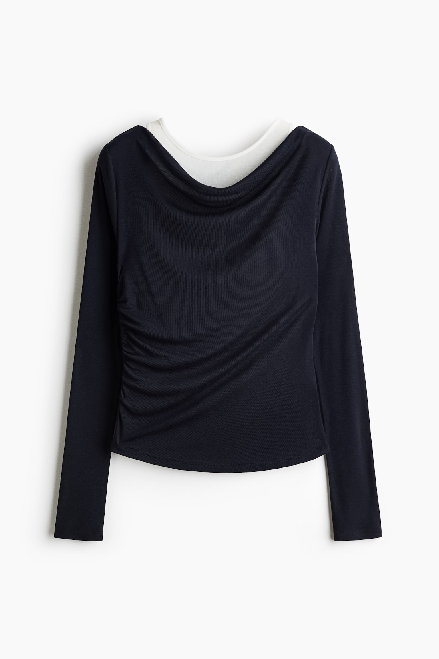 Se muestra de frente una blusa de manga larga en azul marino oscuro, con un escote tipo cowl drapeado que deja ver una capa interior blanca. La blusa estÃ¡ diseÃ±ada con fruncido lateral en un costado, creando un suave drapeado diagonal sobre el cuerpo. - 1