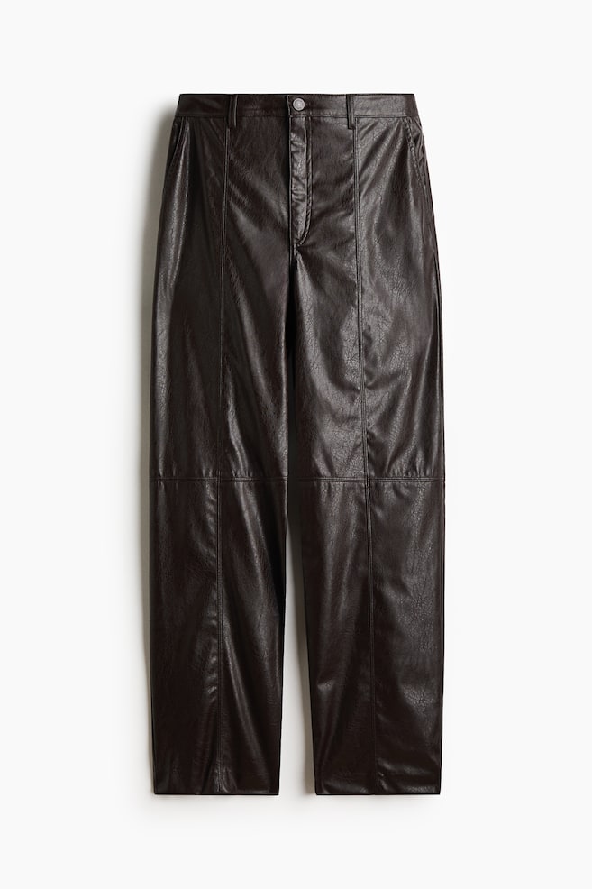 Se muestra un par de pantalones de piel sintÃ©tica color cafÃ© oscuro con textura, vistos de frente, con corte recto y un marcado panelado de costuras verticales y horizontales. El diseÃ±o incluye una pretina con presillas para cinturÃ³n, cierre frontal con botÃ³n y bragueta, y discretas bolsas laterales. - 1