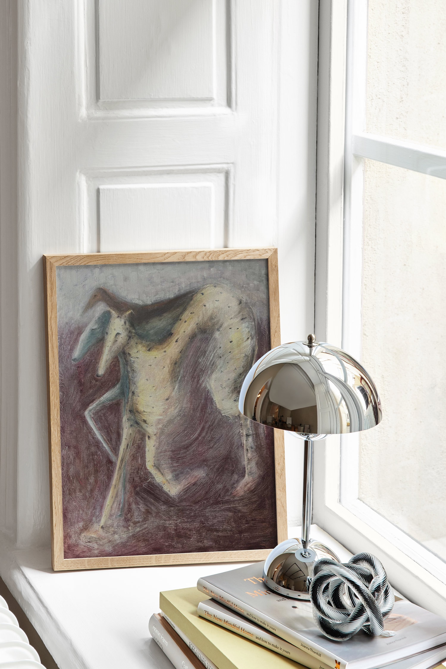 Et lodret rektangulært maleri, der forestiller stiliserede, langstrakte hundelignende figurer med slanke lemmer og lange snuder. Hovedfiguren i forgrunden er et lysebeige, plettet dyr med en buet ryg, mens andre skyggefulde figurer i nuancer af blå og brun er lagdelt bagved det mod en tekstureret, mørk bordeaux- og grå baggrund.