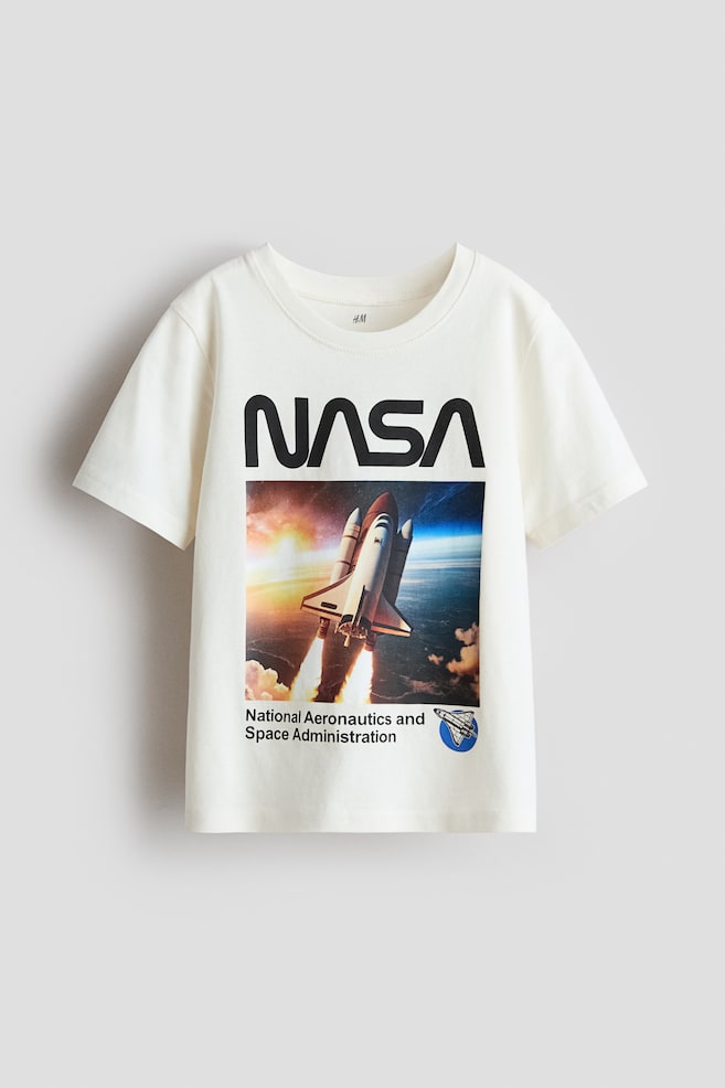 Nyomott mintás pamutpóló - Krémszínű/NASA/Fehér/csíkos/Krémszínű/dinoszauruszok/Világosszürke melír/kosárlabda/Zöld/pálmafa/Világosszürke melír/SOHO/Tengerészkék/tigris/Világosbézs/dinoszauruszok/Krémszínű/dinoszauruszok/Piros/Brooklyn - 1