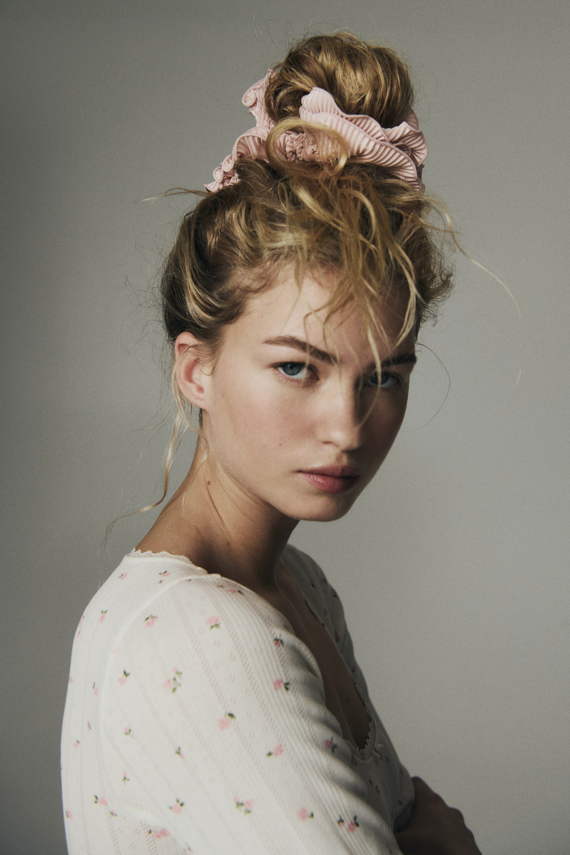 Προβολή μεγαλύτερης εικόνας: Στο μοντέλο φοριέται ένα μακρυμάνικο κορμάκι από pointelle-knit cotton jersey, διακοσμημένο με μικρά λουλουδένια μοτίβα και με ντεκολτέ τελειωμένο με δαντέλα.