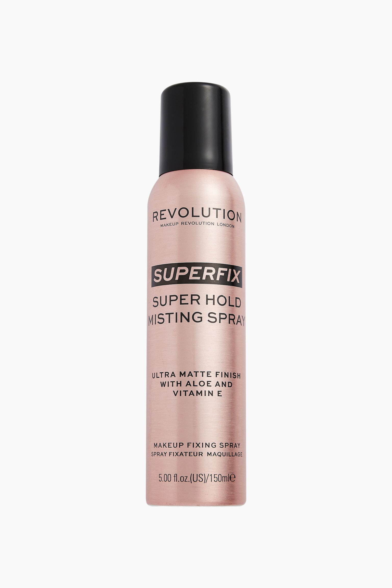 En flaska Makeup Revolution Superfix Super Hold Misting Spray stÃ¥r upprÃ¤tt, med en metallisk rosÃ©guldfÃ¤rgad behÃ¥llare och svart kork. PÃ¥ framsidan av flaskan finns svart text som framhÃ¤ver produktnamnet âSuperfixâ och nyckelfunktioner som âSuper Hold Misting Sprayâ och âUltra Matte Finishâ.