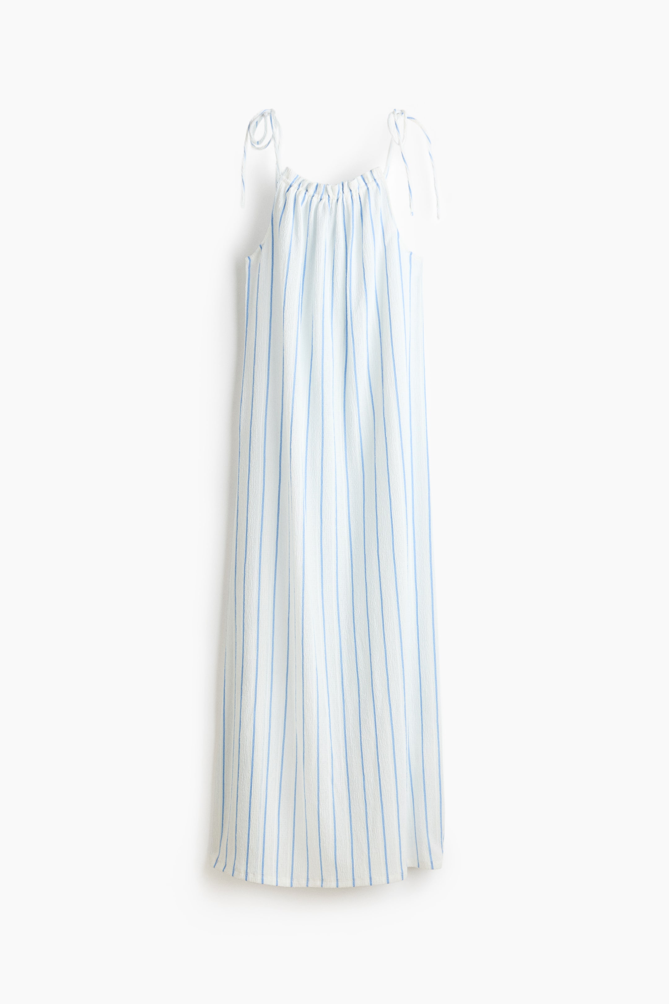 Ampliar la imagen: Un vestido maxi blanco se presenta de frente, con finas rayas verticales azules y una textura sutilmente arrugada. Su escote fruncido forma un detalle plisado, con finos tirantes ajustables que se extienden desde él.