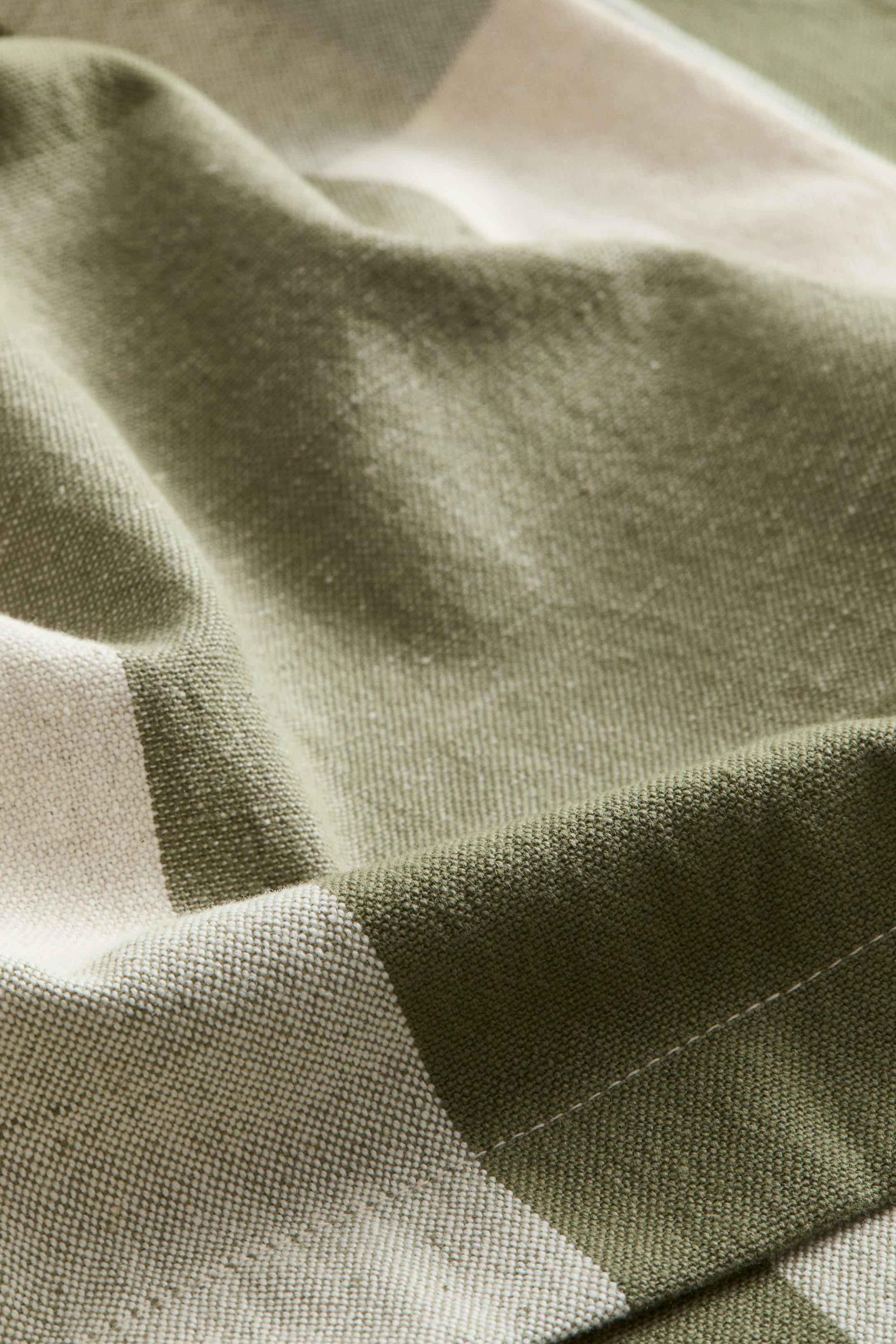 拡大画像を表示: リネンブレンドテーブルクロス - Khaki green/Gingham check - Home All | H&M JP 4