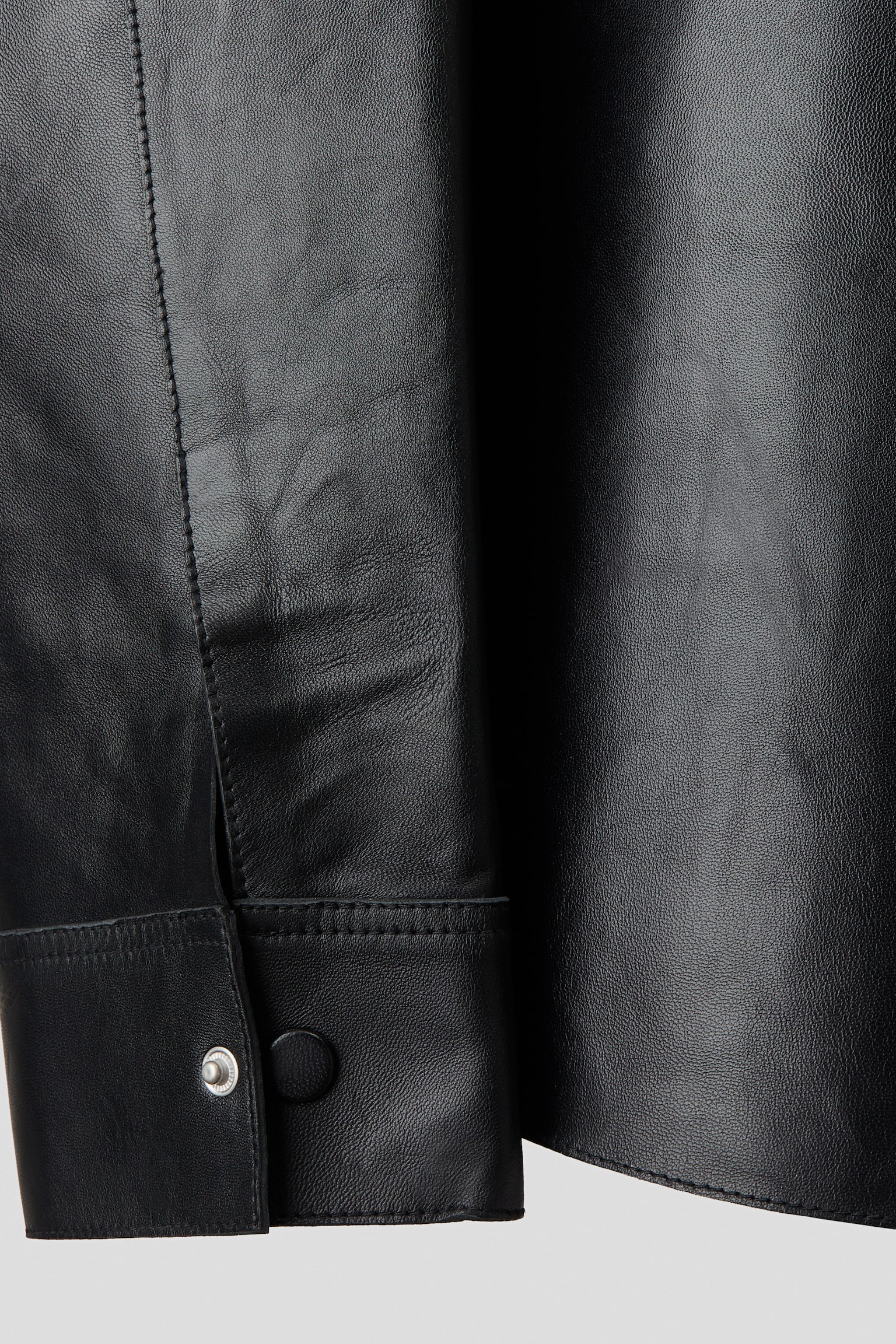 Мужская рубашка H&M Leather Overshirt, цвет: Чёрный — фото 6