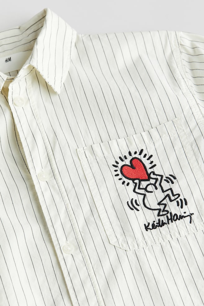 Skjorta i bomullspoplin med broderat motiv - Vit/Keith Haring - 3