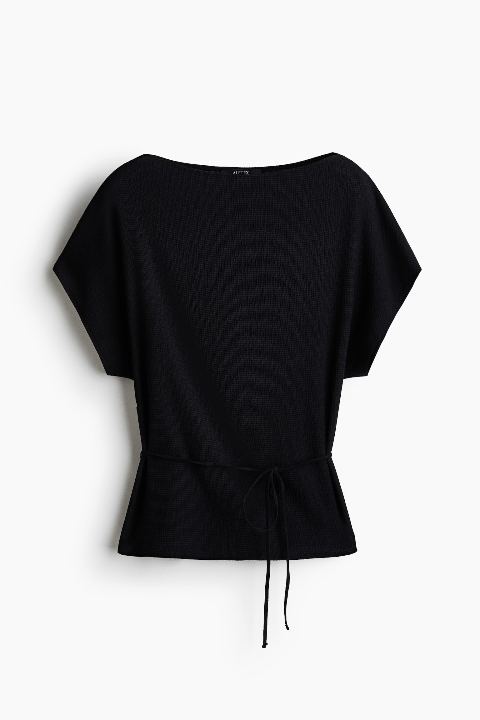 Un haut en jersey noir texturÃ© est prÃ©sentÃ© de face, avec un large dÃ©colletÃ© bateau et de courtes manches chauve-souris. Une fine ceinture assortie Ã  nouer marque la taille, avec ses longues extrÃ©mitÃ©s qui retombent.