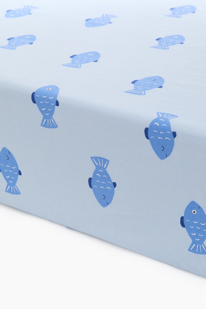 Drap-housse en coton à motif - Bleu clair/poissons/Bleu clair/avions/Vert clair/véhicules/Vert/dinosaures/Blanc/cerises/Beige clair/dinosaures/Rose clair/motif/Beige clair/licornes/Crème/fleuri/Rose clair/fleuri/Grège clair/fleuri/Blanc/pois - 1