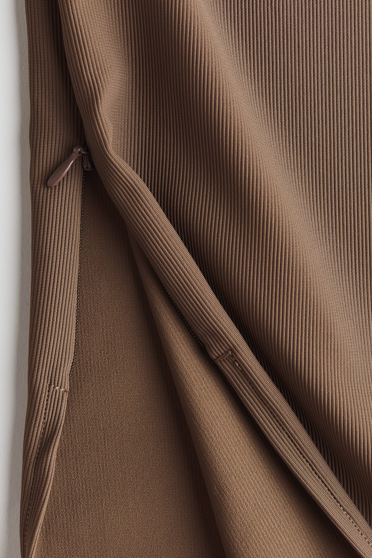 Cooling Slim Fit Ribbed midi skirt - image 4