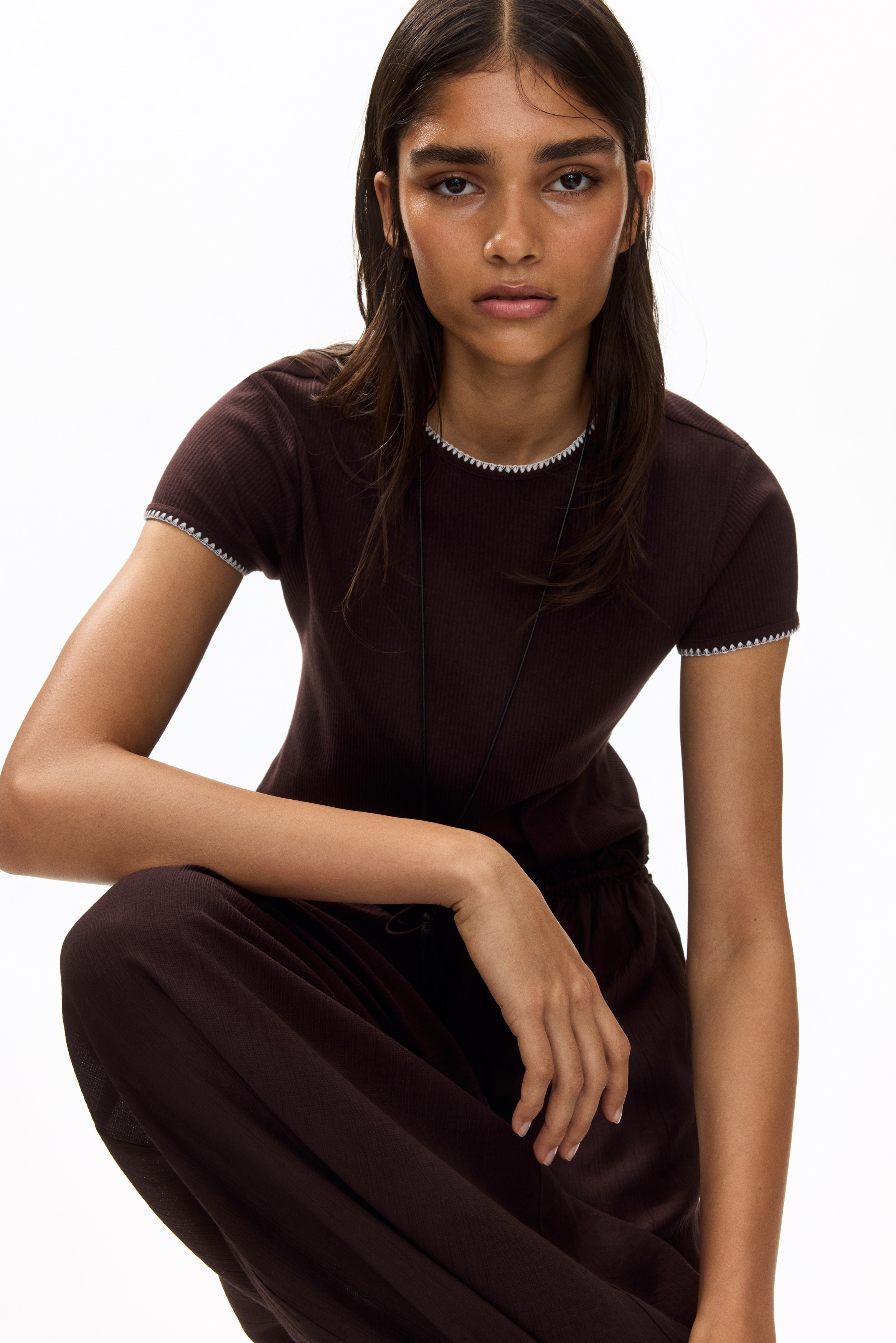 Stitching-detail ribbed T-shirt - Dark brown/Yellow-green