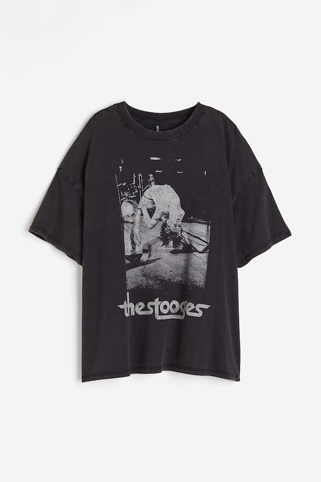 Oversized T-shirt med tryk - Sort/The Stooges/Mørkegrå/Nirvana/Mørkegrå/Joan Jett/Lysegrå/Fender/Mørkegrå/Smiley®/Hvid/System of a Down/Creme/Formula 1/Hvid/Mary J Blige/Lys rosa/Yungblud/Creme/Saweetie/Sort/Formula 1/Creme/The Strokes - 2