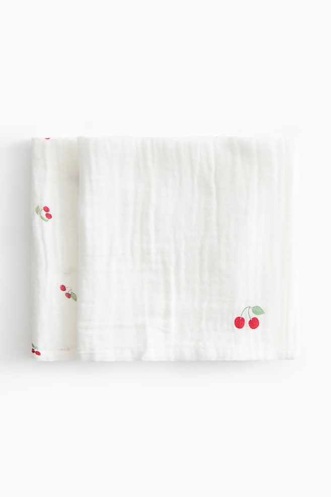 Lot de 2 carrés en mousseline - Blanc/cerises/Bleu clair/avions/Taupe clair/fleuri/Crème/fleuri/Blanc/cœurs/Rose clair/fleuri/Beige clair/poissons - 1