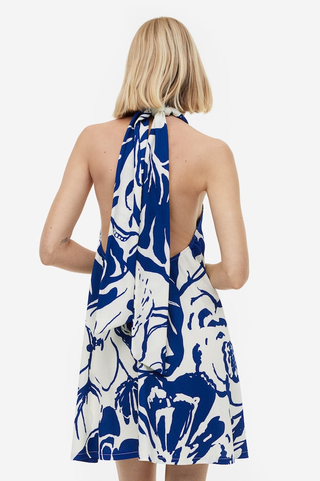 Trapezowa sukienka z mocowaniem na karku - Biały/Niebieski wzór/Liliowy - 5