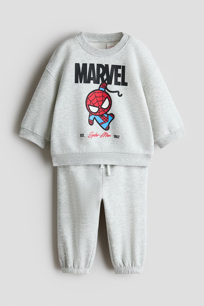 Conjunto estampado de 2 piezas en tejido sudadera - Gris claro jaspeado/Spiderman/Marrón/El rey león/Gris claro/Mickey Mouse/Azul marino/Cars/Marrón/Mickey Mouse/Azul empolvado/Mickey Mouse/Beige claro/Beige claro/Winnie the Pooh/Gris oscuro/Snoopy - 1