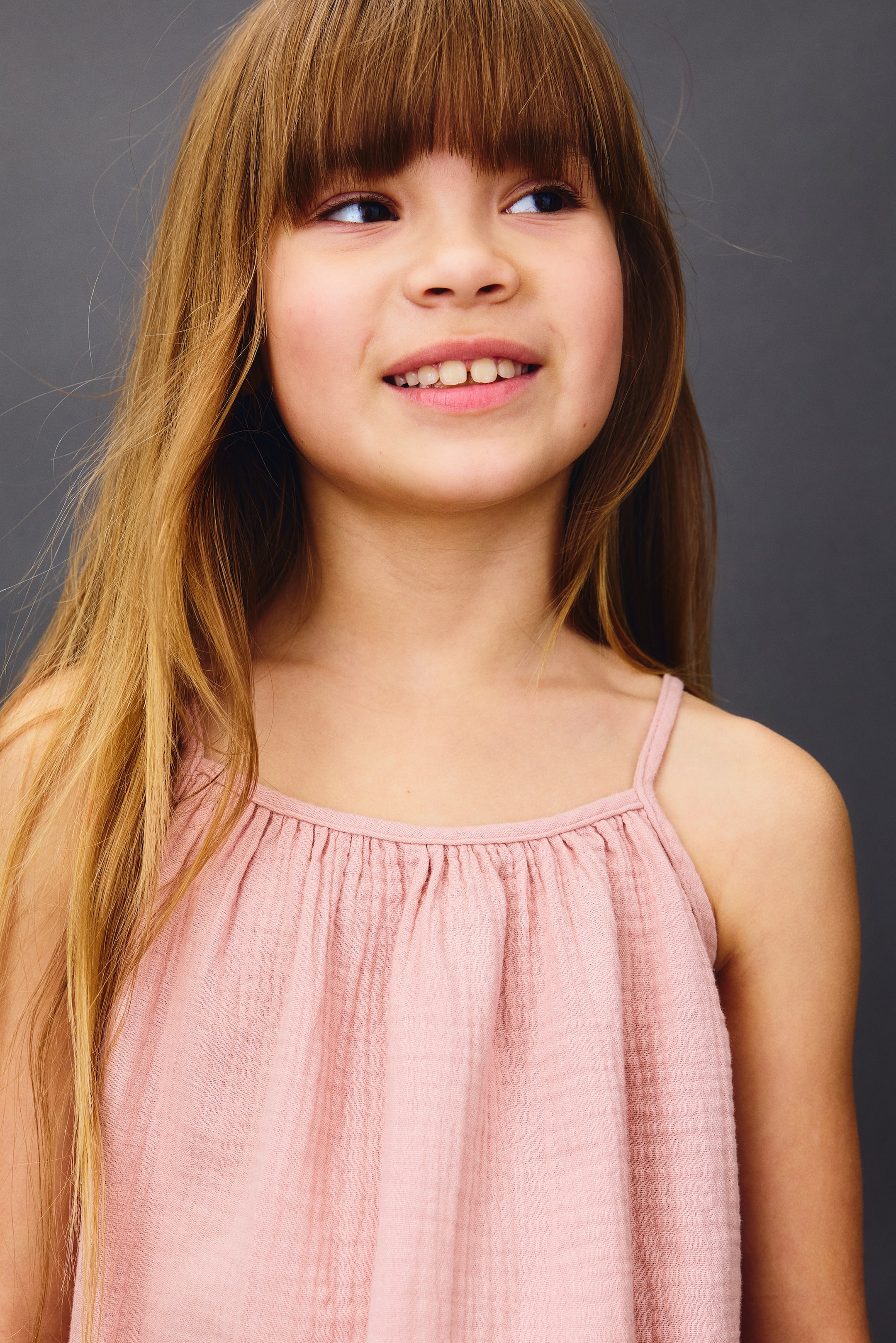 Ver imagen más grande: Un top rosa empolvado con finos tirantes de espagueti y un escote fruncido. Presenta un ajuste suelto y fluido con una textura arrugada y vaporosa.