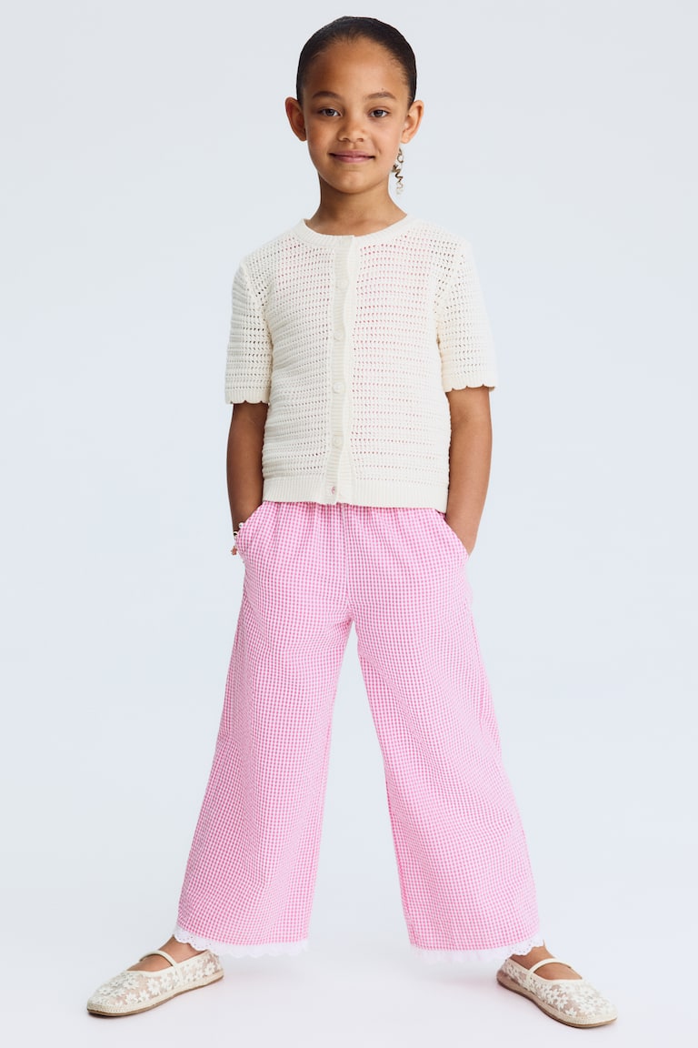 Pantalone od sirsakera s čipkanim porubom