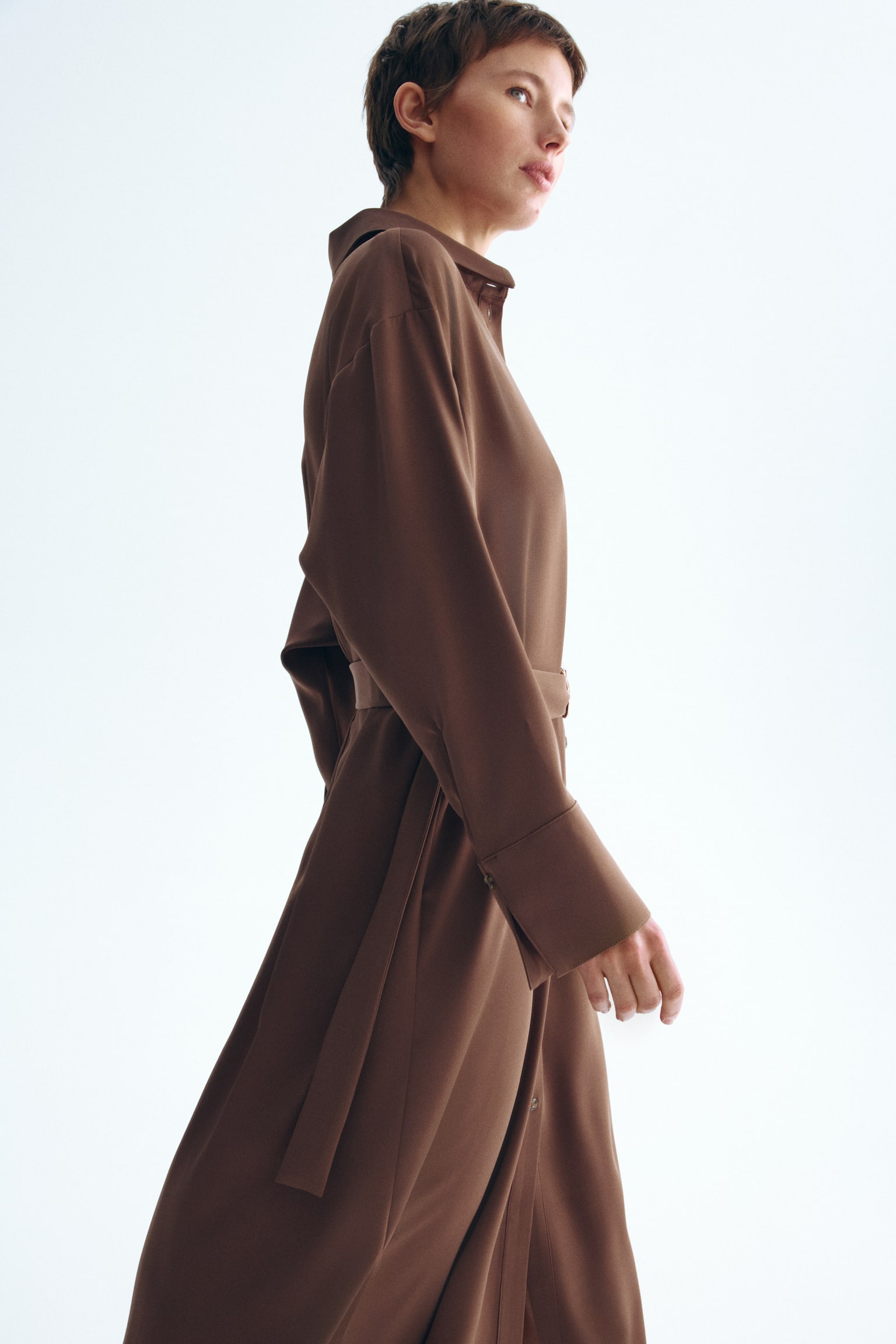 שמלת חולצה עם חגורה - חום - 4