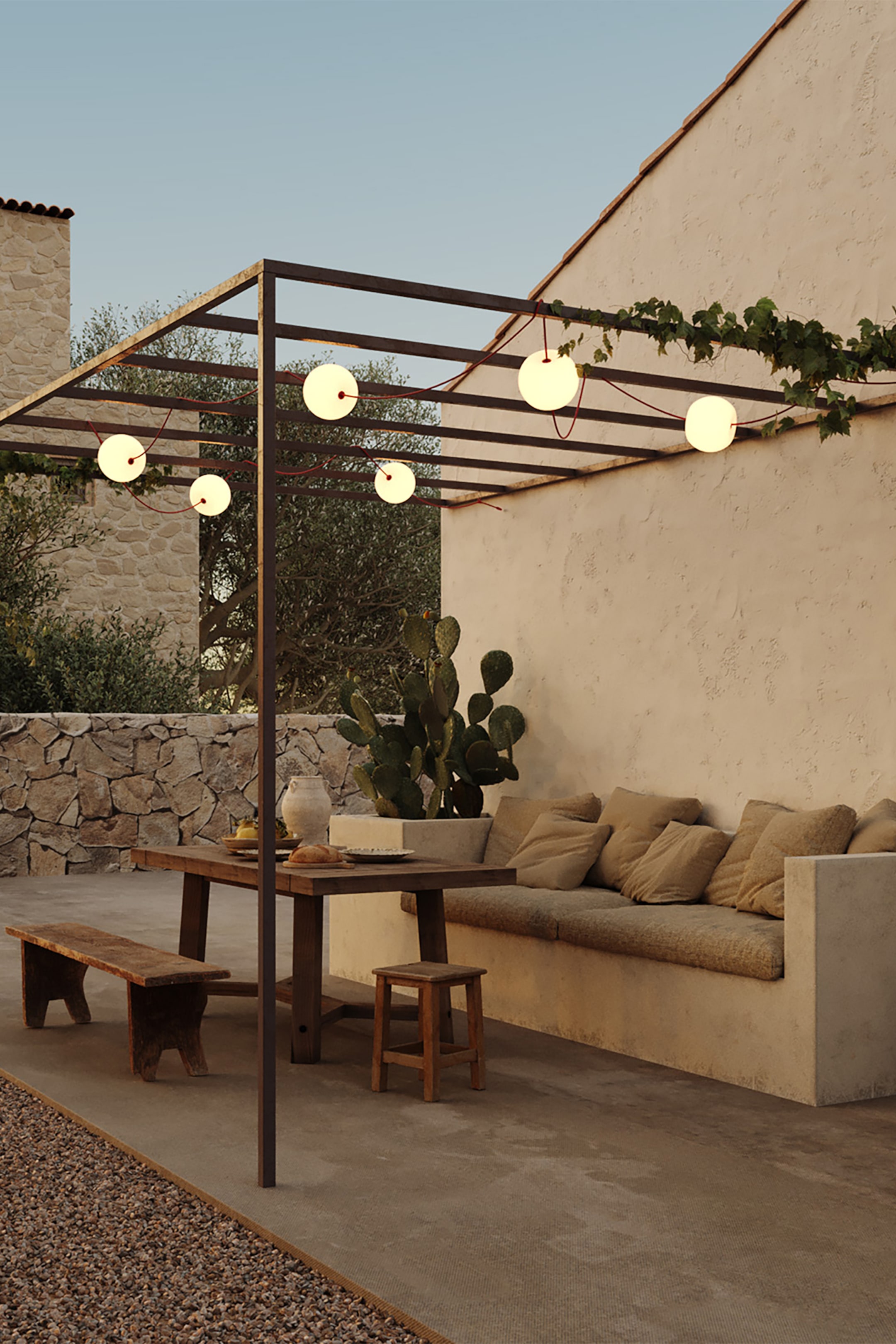 Agrandir l'image: Une guirlande de lumières sphériques diffuse une lueur chaleureuse, chaque lumière étant fixée à un cordon rouge. Le cordon rouge est enroulé et drapé sur une structure de pergola en métal sombre, suspendant les lumières.