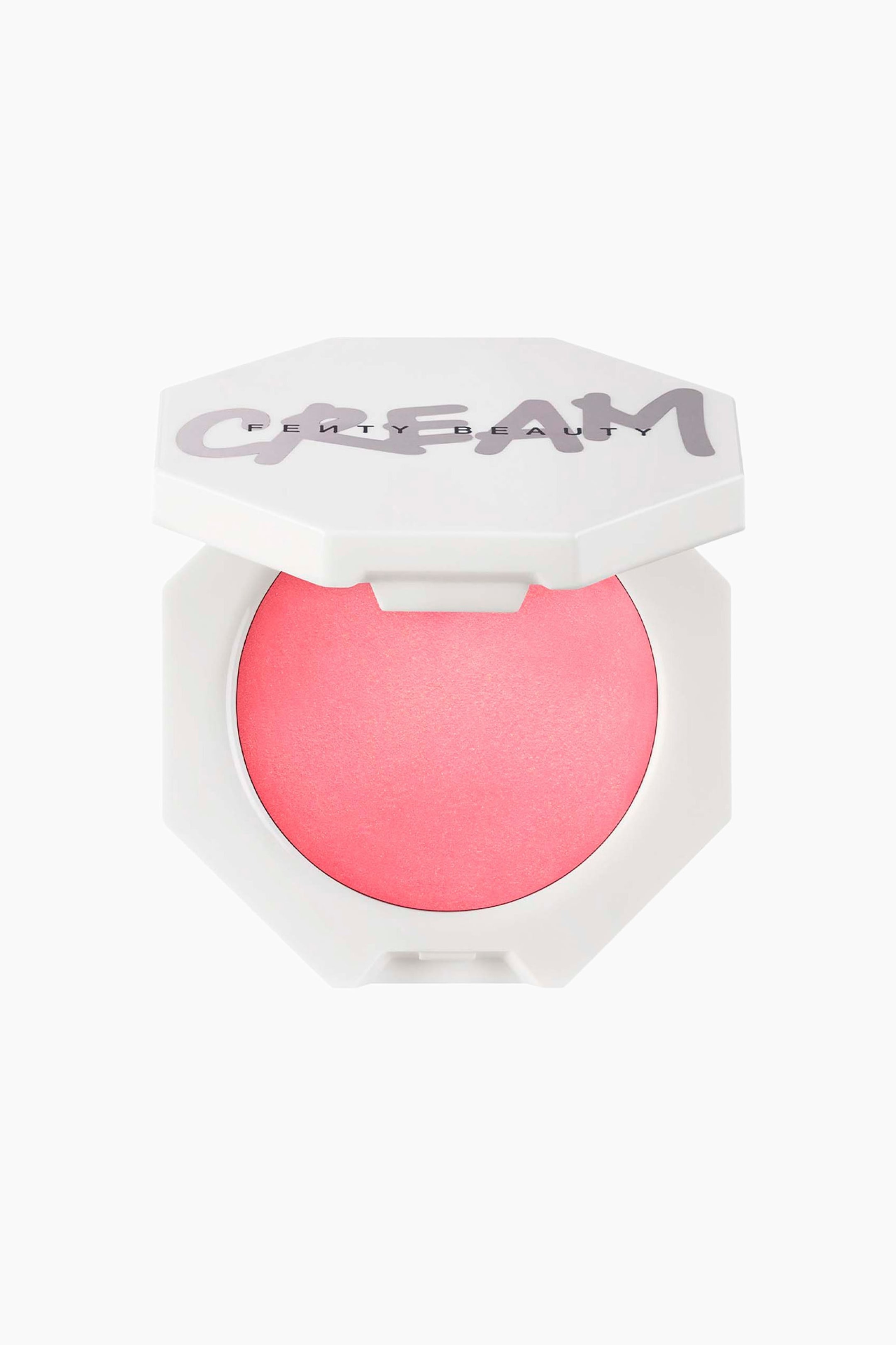 Näytä suurempi kuva: Cheeks Out Freestyle Cream Blush on esillä valkoisessa, kahdeksankulmaisessa kompaktissa, joka avautuu paljastaen pyöreän pannun kirkkaanpinkkiä poskipunaa. Osittain kohotetussa kannessa näkyy sana "CREAM" hopeisella graffitityylisellä kirjainasulla, ja sen yläpuolelle on painettu "FENTY BEAUTY".