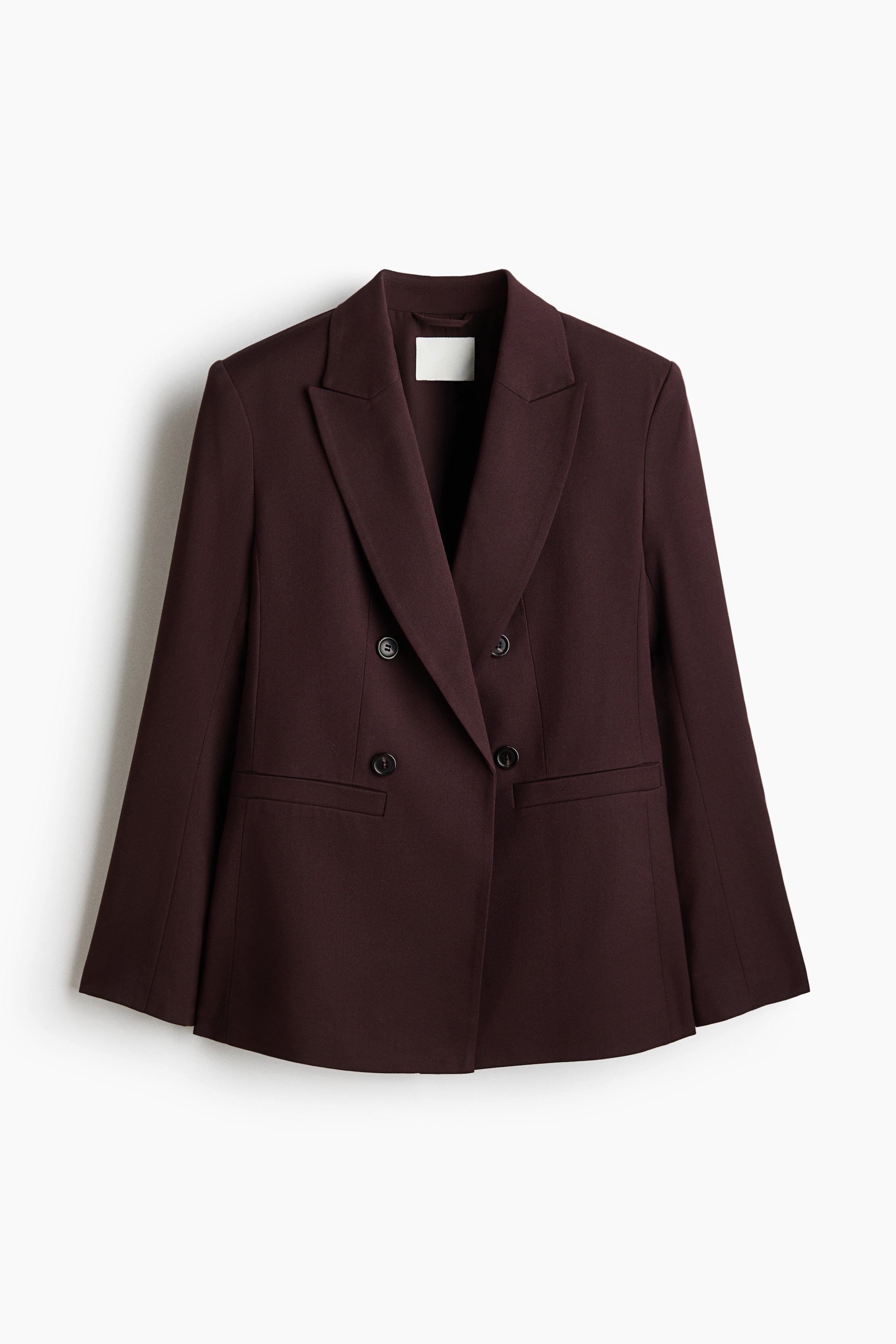 Grotere afbeelding bekijken: Een diep bordeauxrode blazer toont een double-breasted ontwerp met twee rijen donkere knopen, brede gekartelde revers en twee klepzakken aan de voorkant.
