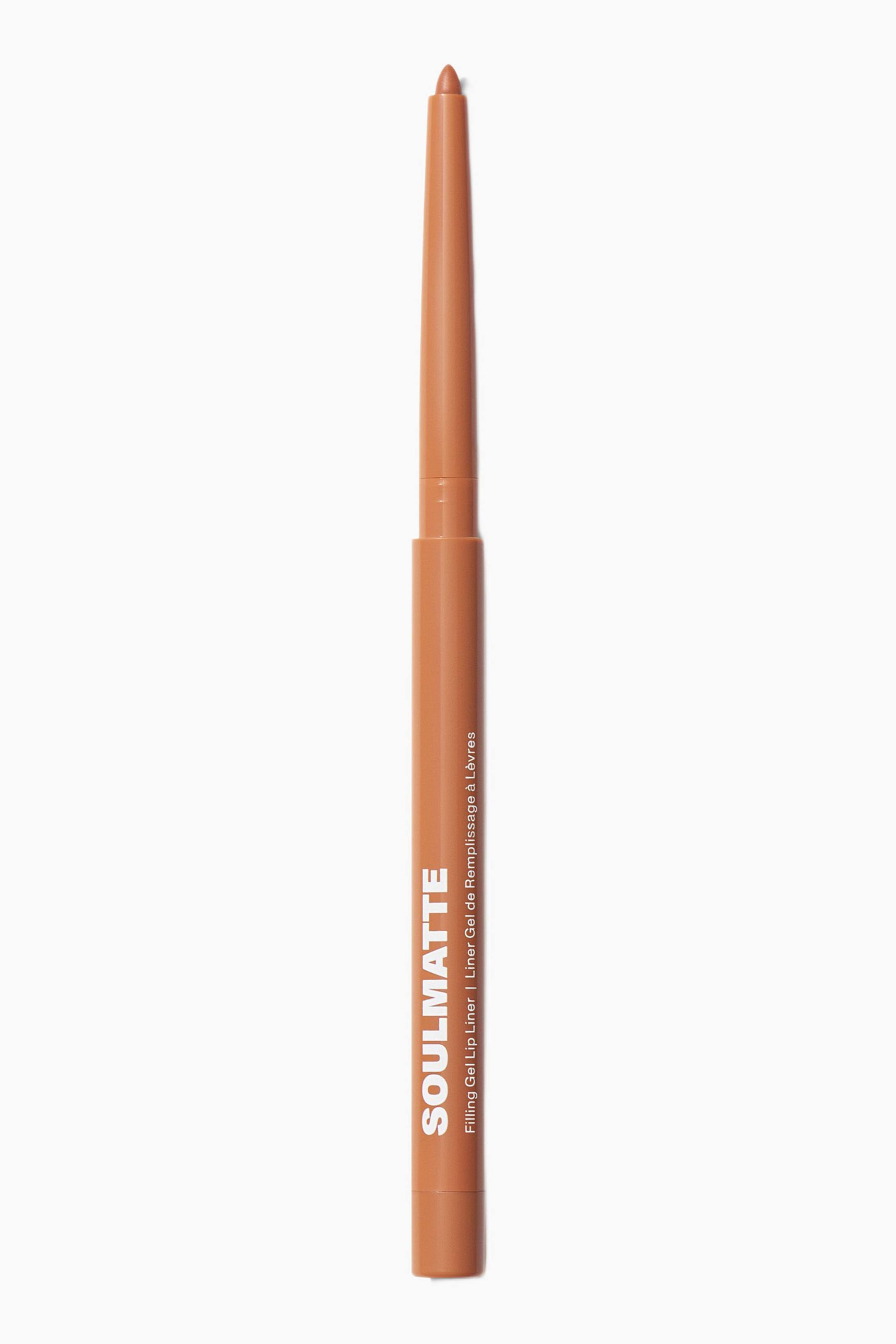Visa större bild: En varm nude-brun utdragbar läppenna står vertikalt, med en spetsig tipp och texten "SOULMATTE Filling Gel Lip Liner" tryckt längs sidan.