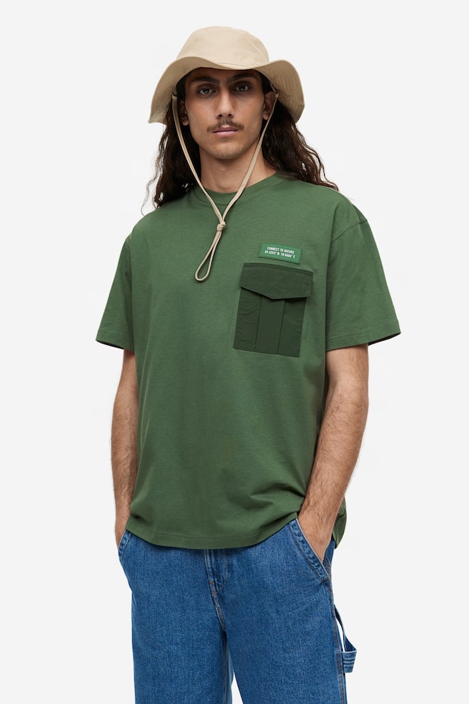 T-Shirt mit Brusttasche in Relaxed Fit - Dunkelgrün/Schwarz - 1