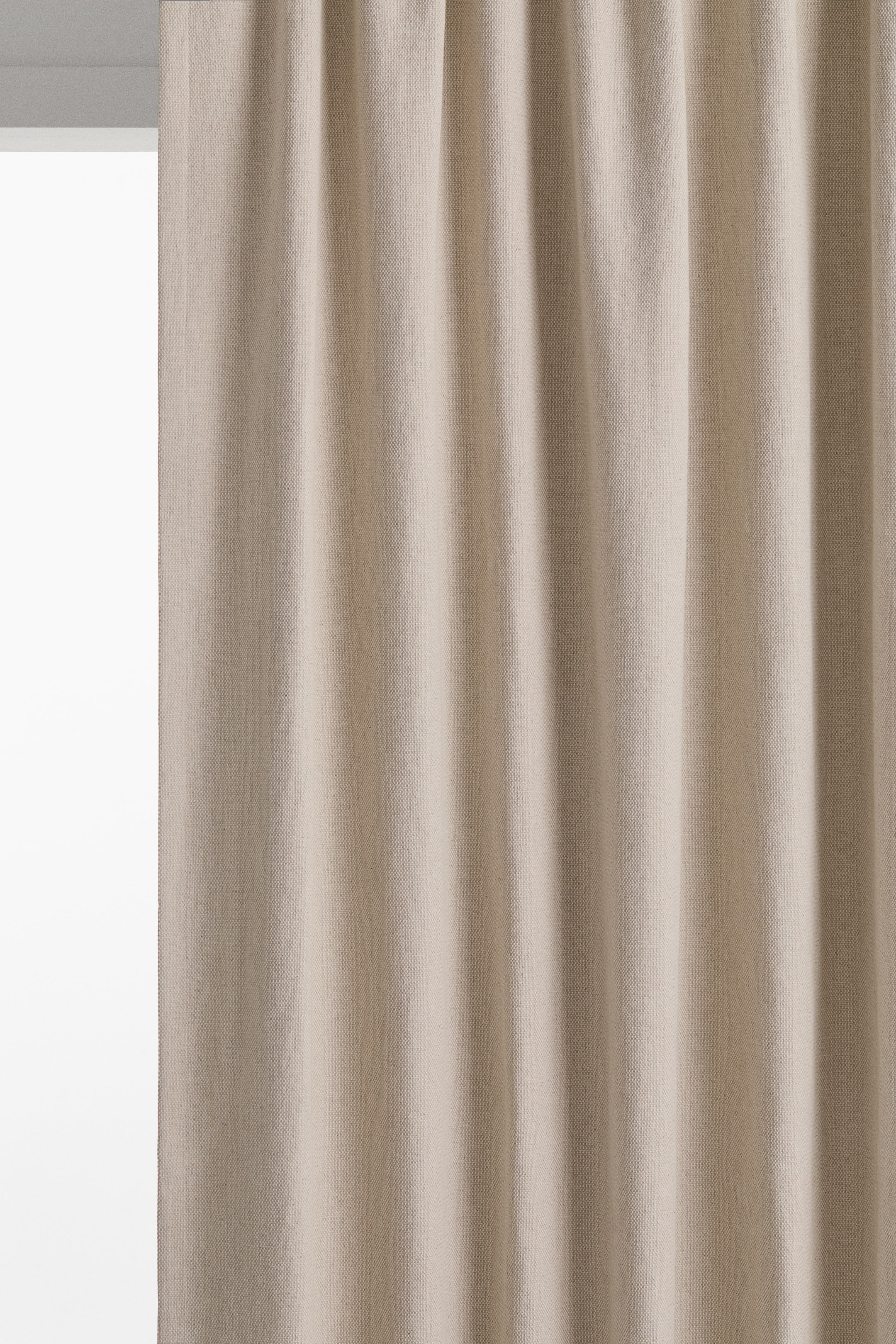 Visualizza immagine più grande: Una tenda beige chiaro è appesa, mostrando una texture intrecciata e formando morbide pieghe verticali. Il bordo superiore presenta un tessuto arricciato.