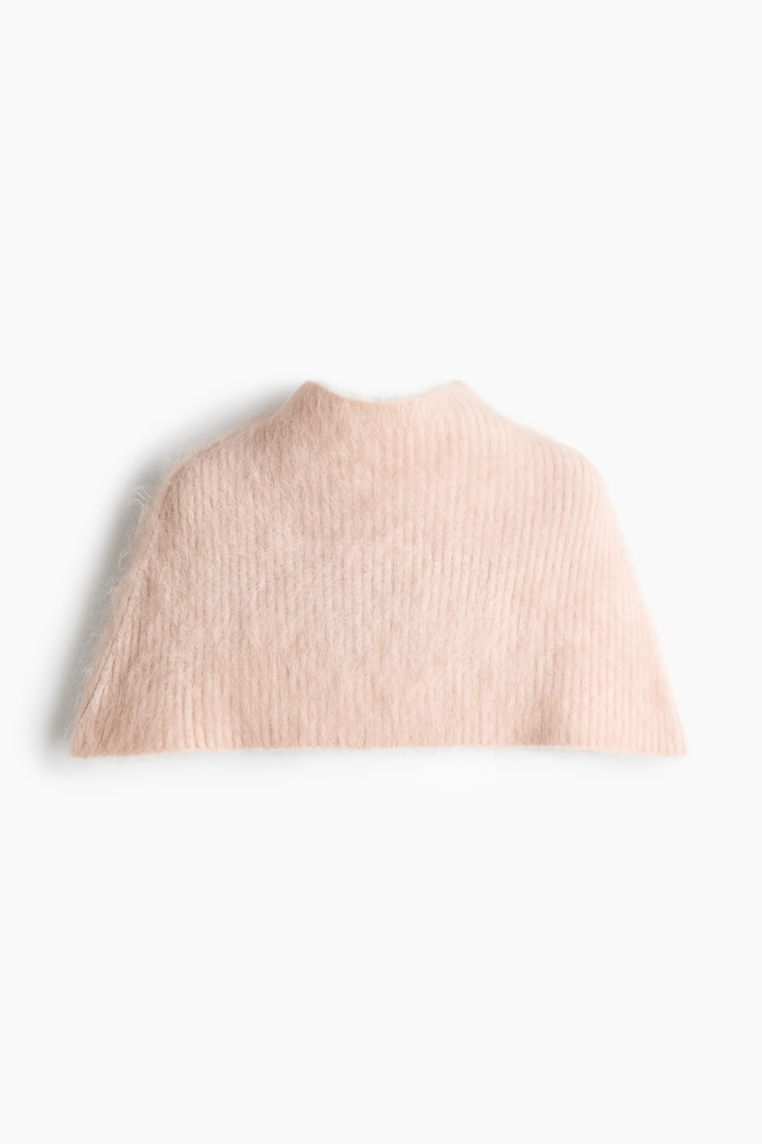 En ljusrosa cape i mohairblandning med ribbstickning Ã¤r vÃ¤nd framÃ¥t och har en falsk polokrage samt en utsvÃ¤ngd silhuett som faller Ã¶ver axlarna. Plagget visar upp en mjuk, luddig struktur med vertikala ribbade detaljer Ã¶ver hela ytan. - 1