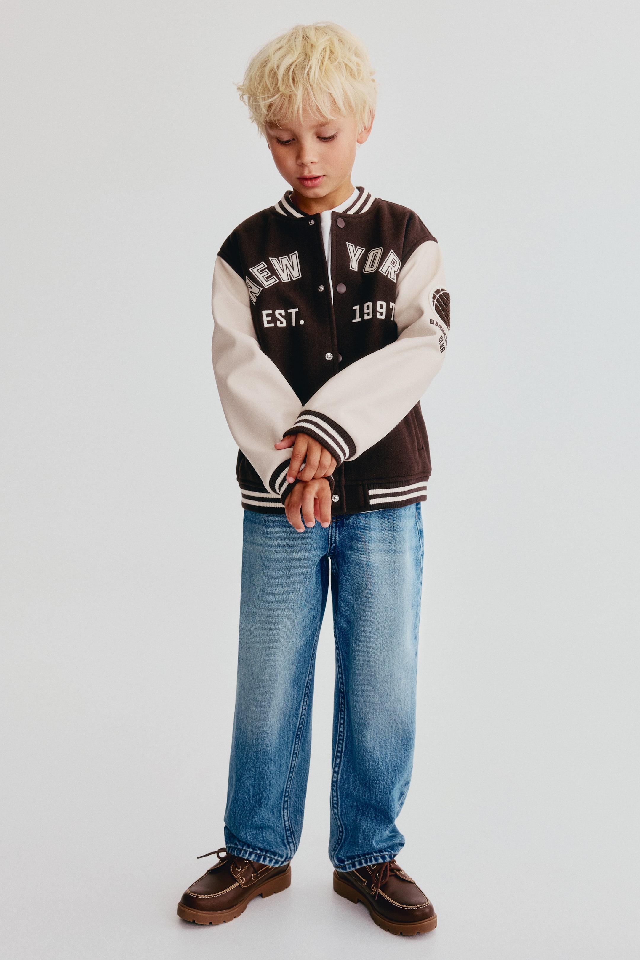 Veste de baseball à motifs brodés comme détails