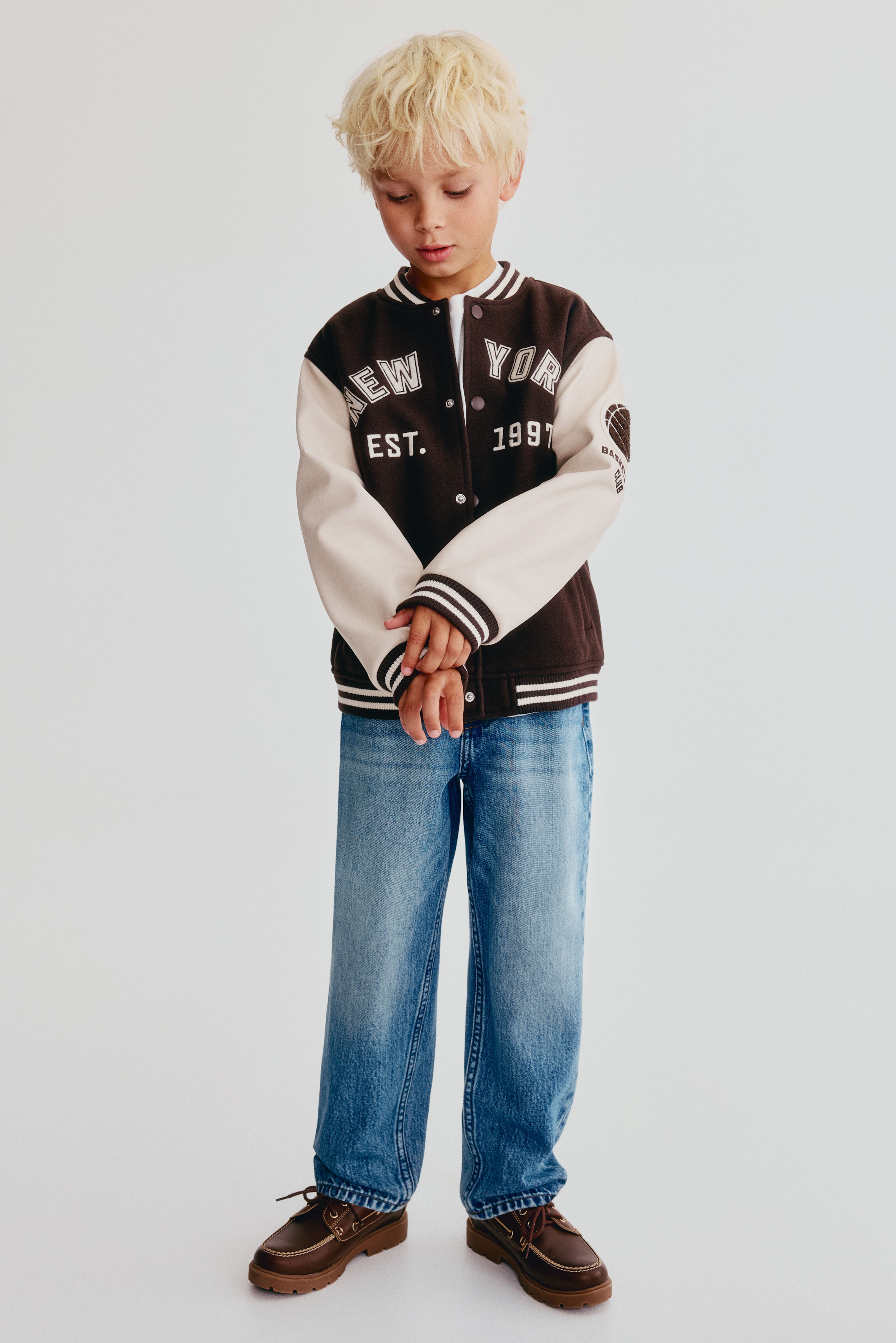 Veste de baseball à motifs brodés comme détails