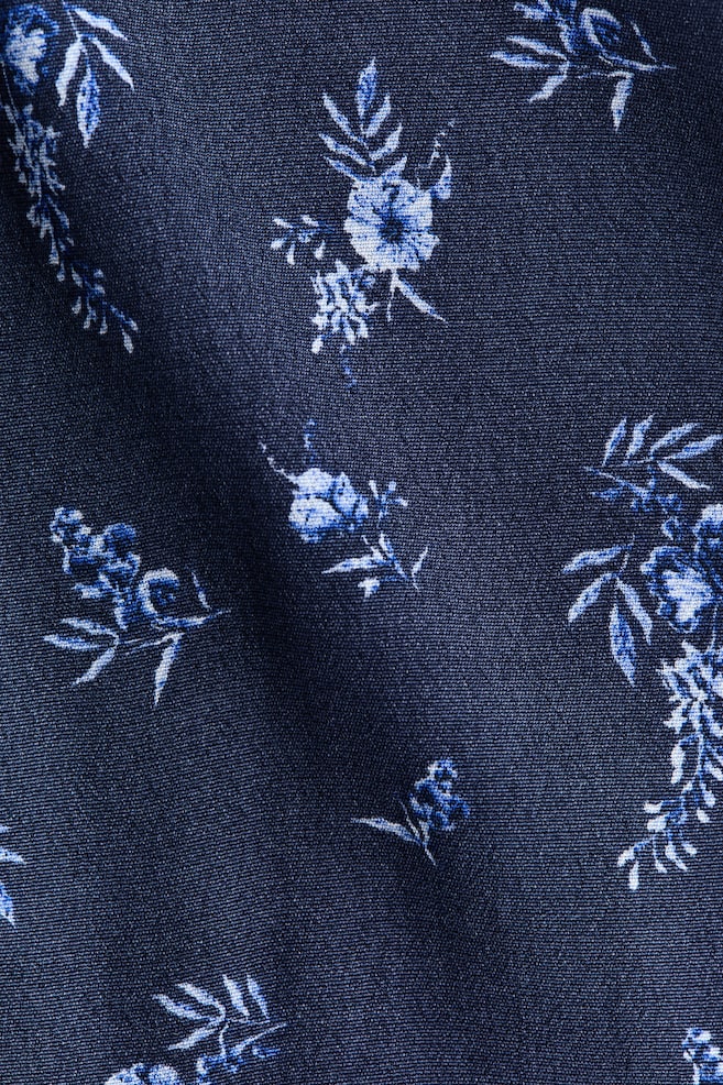 MAMA Viskosekjole med knytebelte-Mørk blå/Blomstret - 3