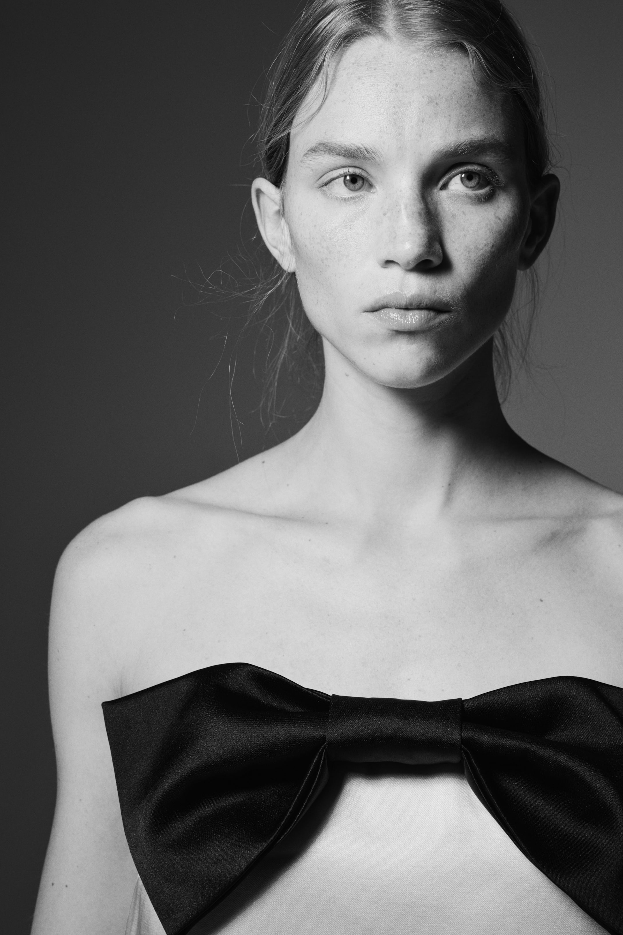 Näytä suurempi kuva: Rusettikoristeinen bandeau-mekko - Valkoinen - NAISET | H&M FI 5