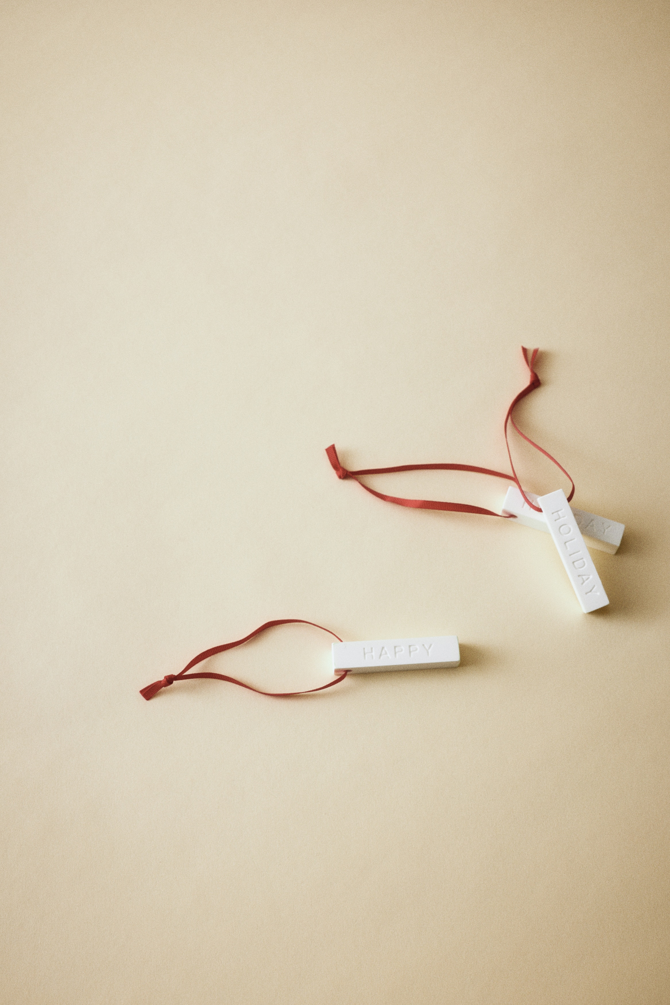Deze geurende zeepcadeauset presenteert drie rechthoekige witte zepen met de opdruk âHAPPYâ, âHAPPYâ en âHOLIDAYâ in een open, donkergroene doos met textuur. Het bijpassende vierkante deksel rust erboven en toont een patroon van kleine met goudfolie afgewerkte dennenboompjes en een centraal etiket met de tekst âWINTER WOODSâ.