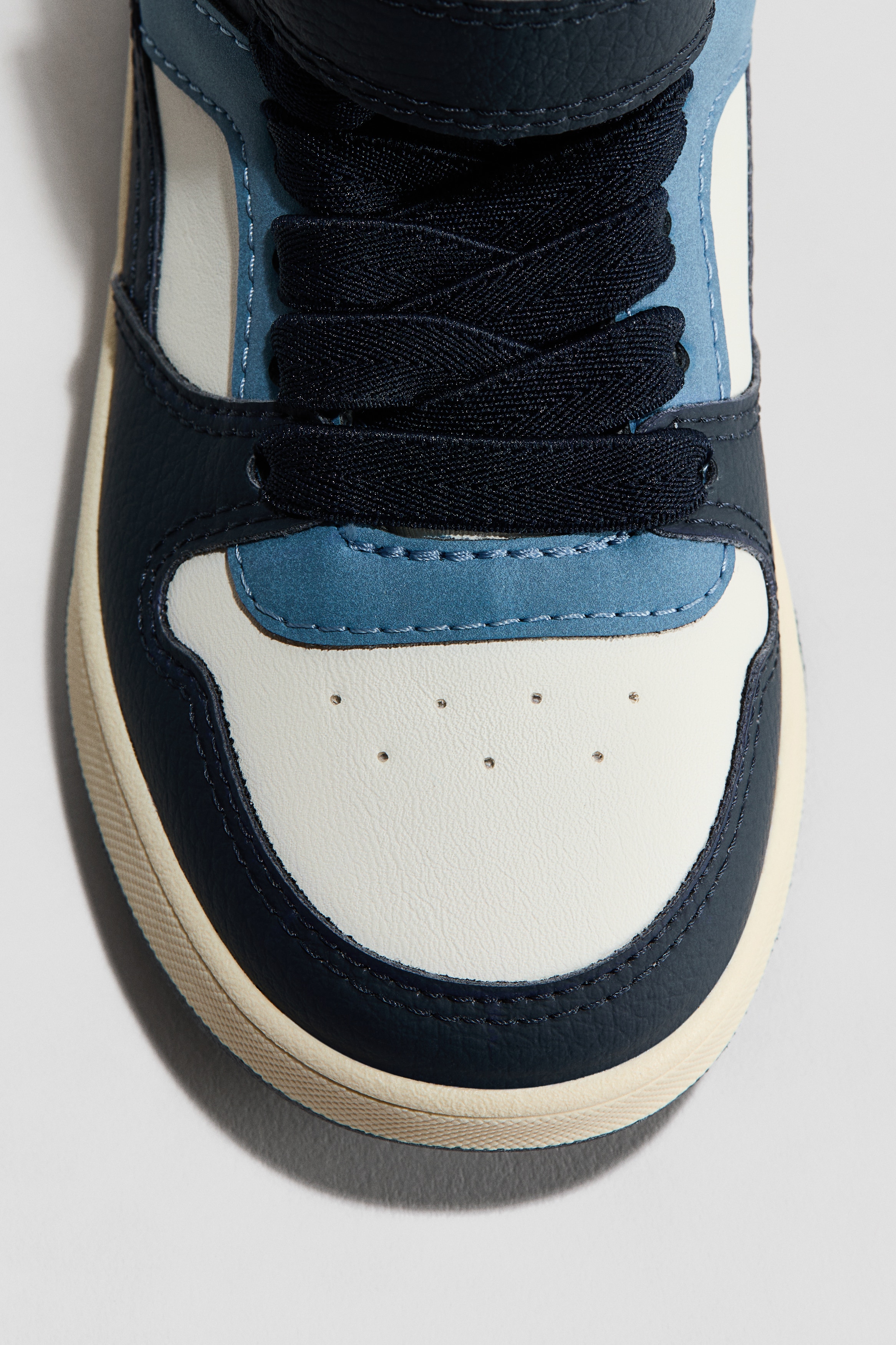 Chaussures Garçon H&M - Taille UK 12.5 (EU 45 / US 13) - Blanc Cuir Verni - Style Casual Trainer - Neuves Sans Boîte