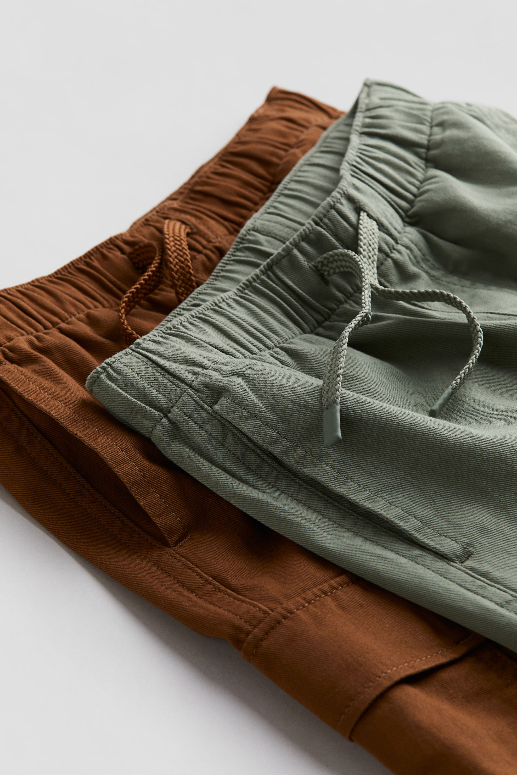 Zobacz większy obraz: Spodnie cargo z diagonalu 2-pak - Zieleń khaki/Brązowy - Dziecko | H&M PL 2