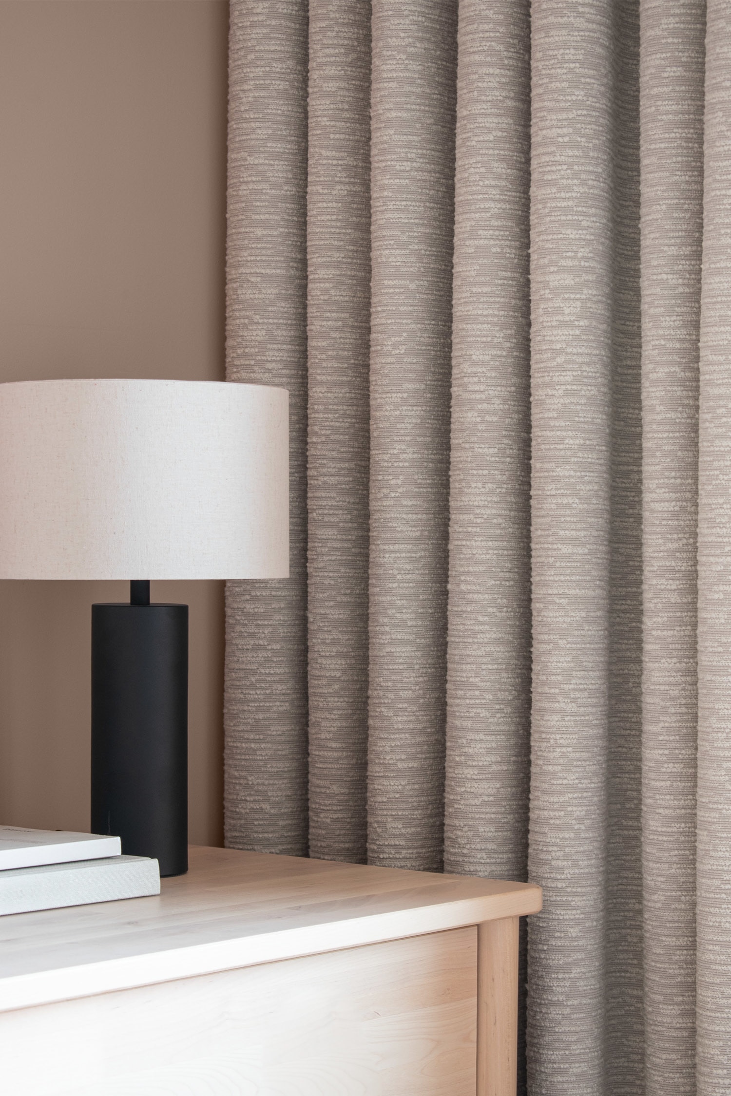 1-kpl Leveä Bukleeverho Hilma - Vaalean Harmaa/Valkoinen/Harmaanruskea