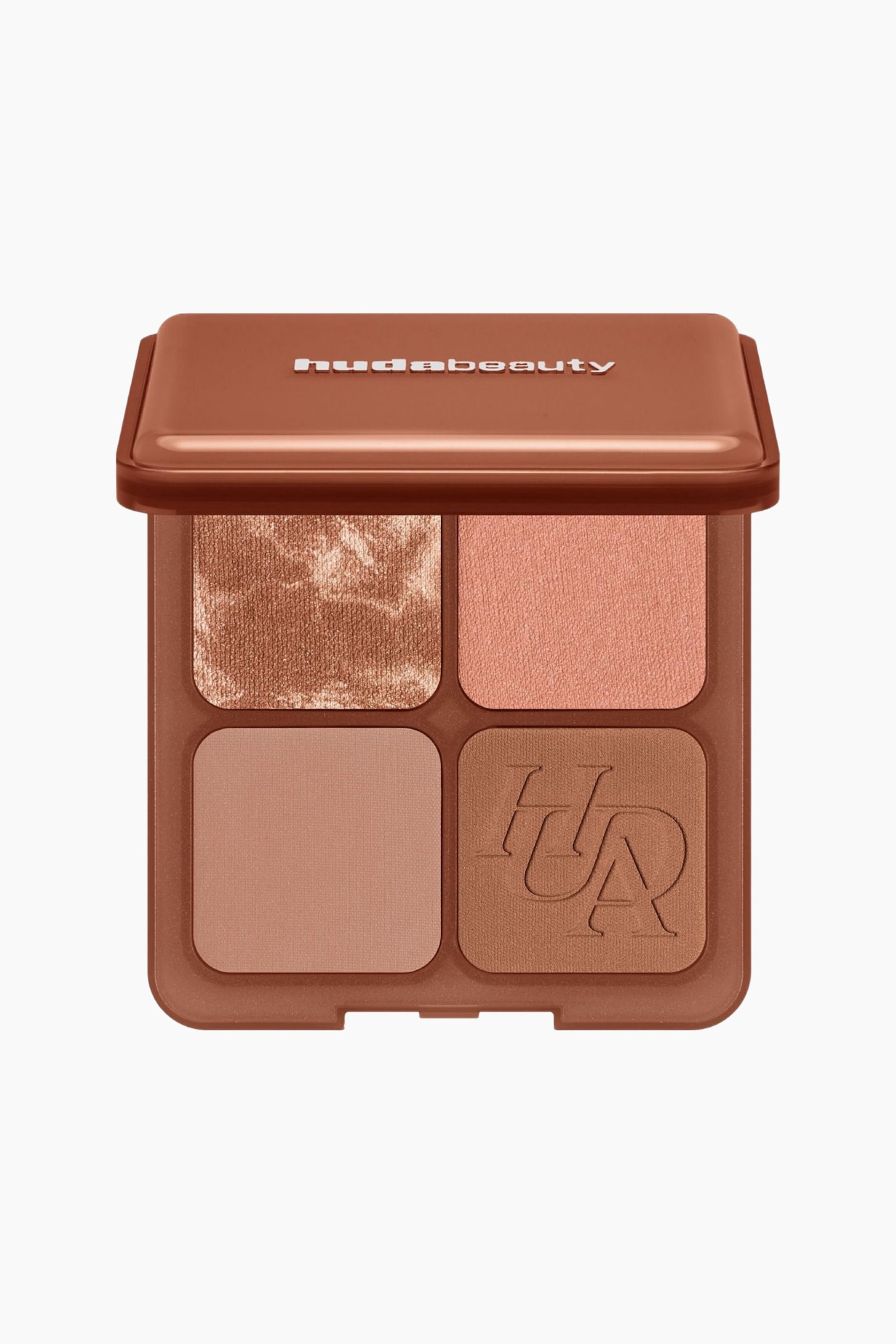 Visa större bild: Bronze Filter Palette är vänd framåt i öppet läge och visar en kvadratisk, bronsfärgad kompakt med fyra puderfack. Facken presenterar en marmorerad bronsglans, en ljus persikofärgad glans, en matt ljus beige och en matt medelbrun nyans präglad med en stiliserad monogramlogotyp.