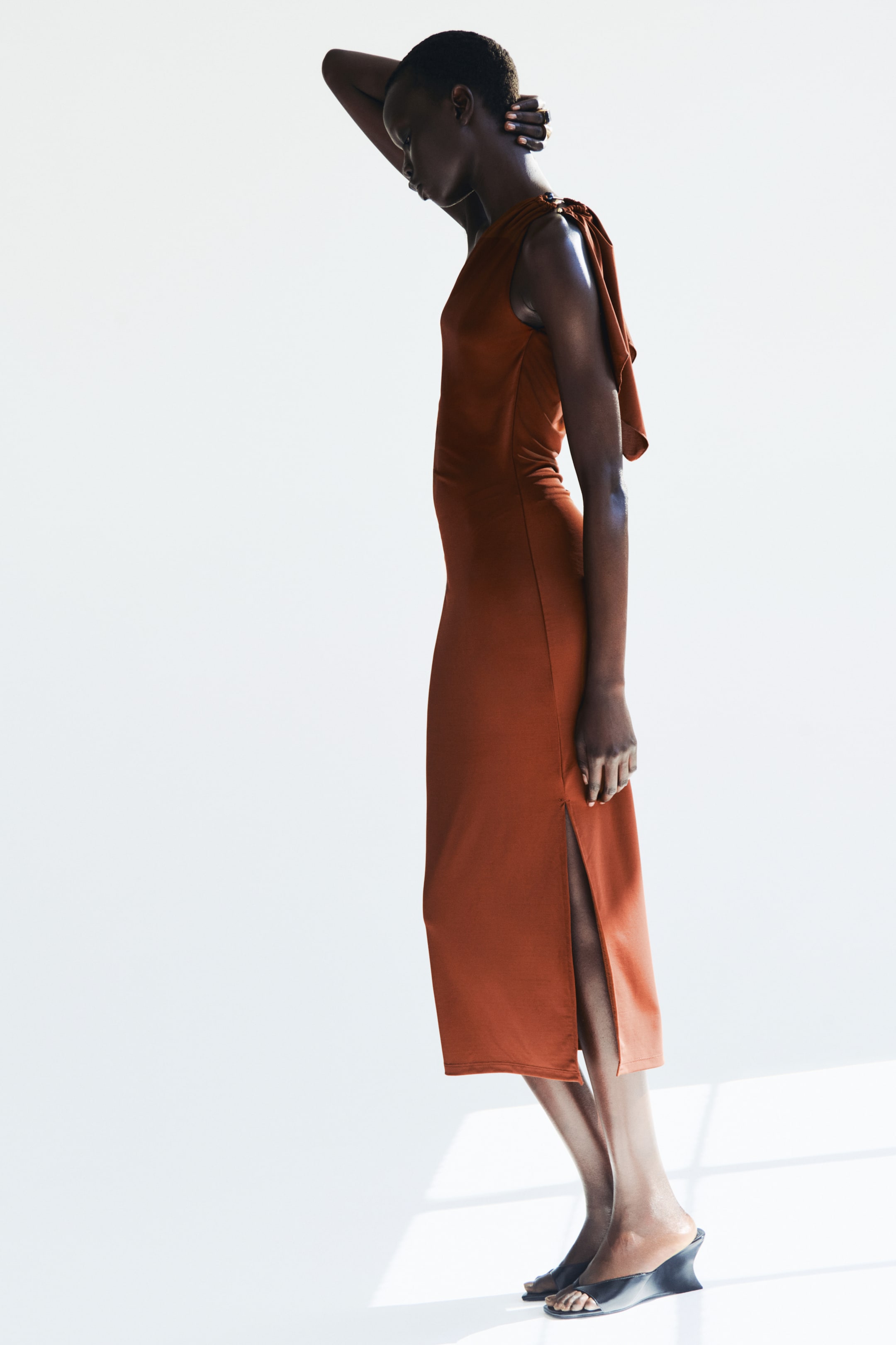 Robe asymétrique avec panneau drapé