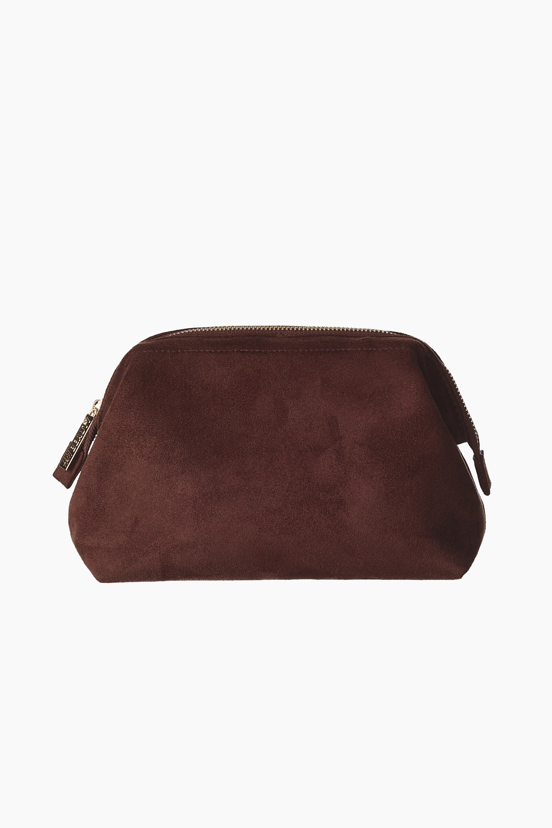 Größeres Bild ansehen: Eine dunkelbraune Kosmetiktasche aus Wildleder wird horizontal präsentiert und zeigt ihre abgerundete, zulaufende Form. Ein goldfarbener Reißverschluss verläuft entlang der Oberseite und verfügt über einen kleinen rechteckigen, gebrandeten Reißverschlussanhänger.