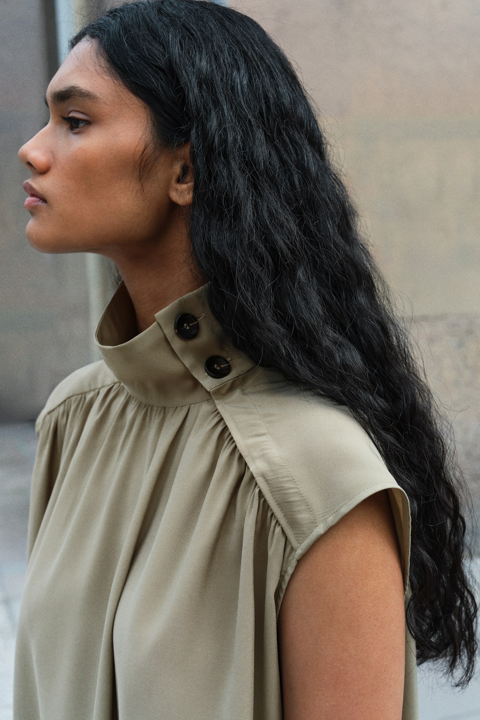 Женское платье H&M Button-Detail Dress with Flared Skirt, цвет: Светлый хаки зелёный — фото 5