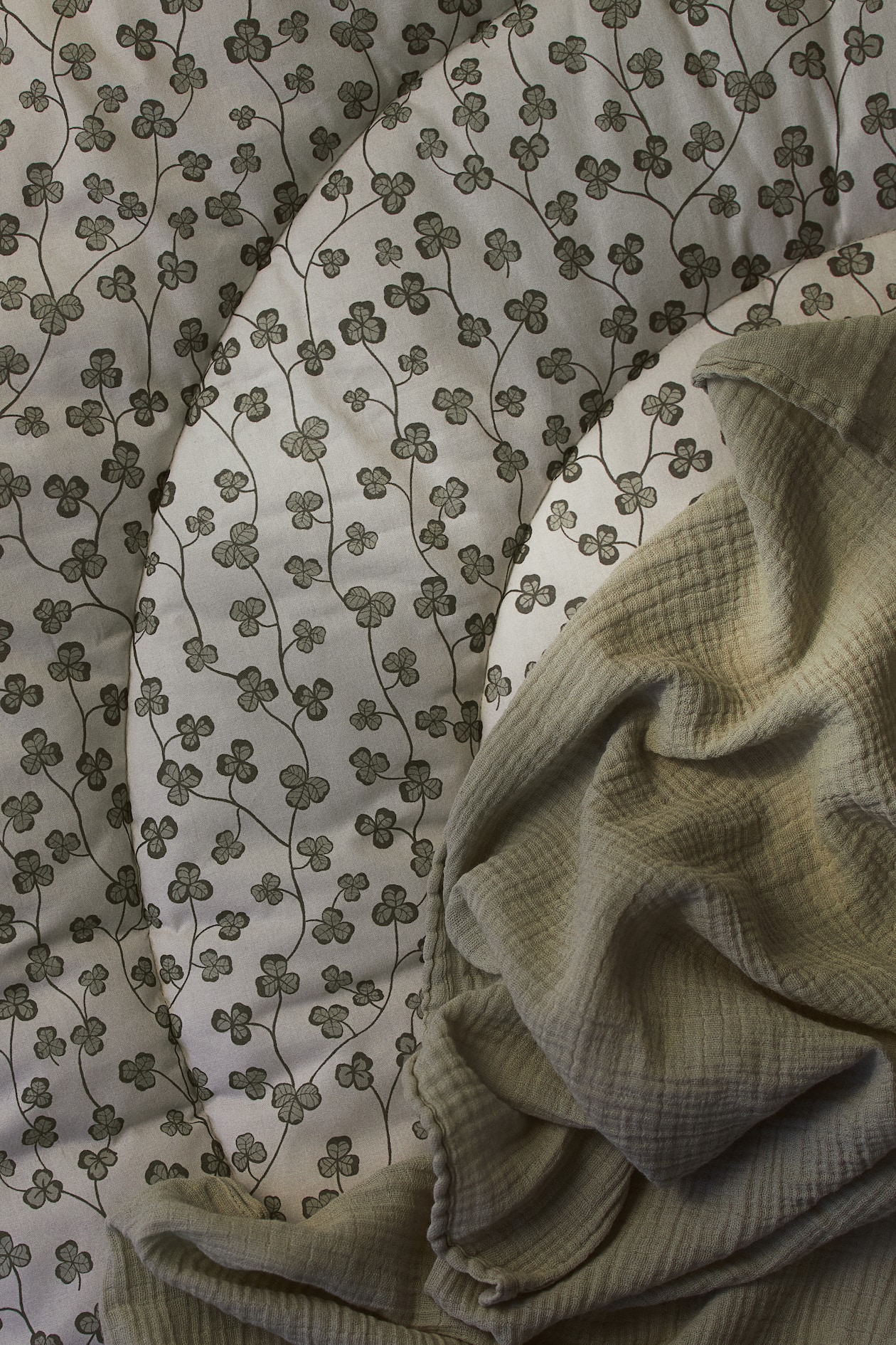 Babymat van doorgestikt katoen Groen/klavertje HOME H&M NL