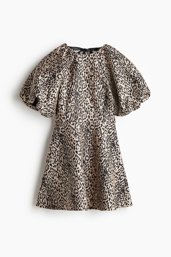 Jacquardkleid mit Bindebändern im Rücken - Hellbeige/Leopardenprint/Schwarz/Rot - 1