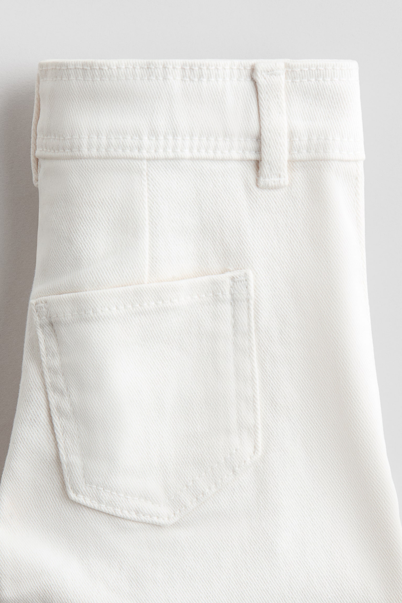 מכנסיים מתרחבים בעיטור חרוזים - לבן - 3