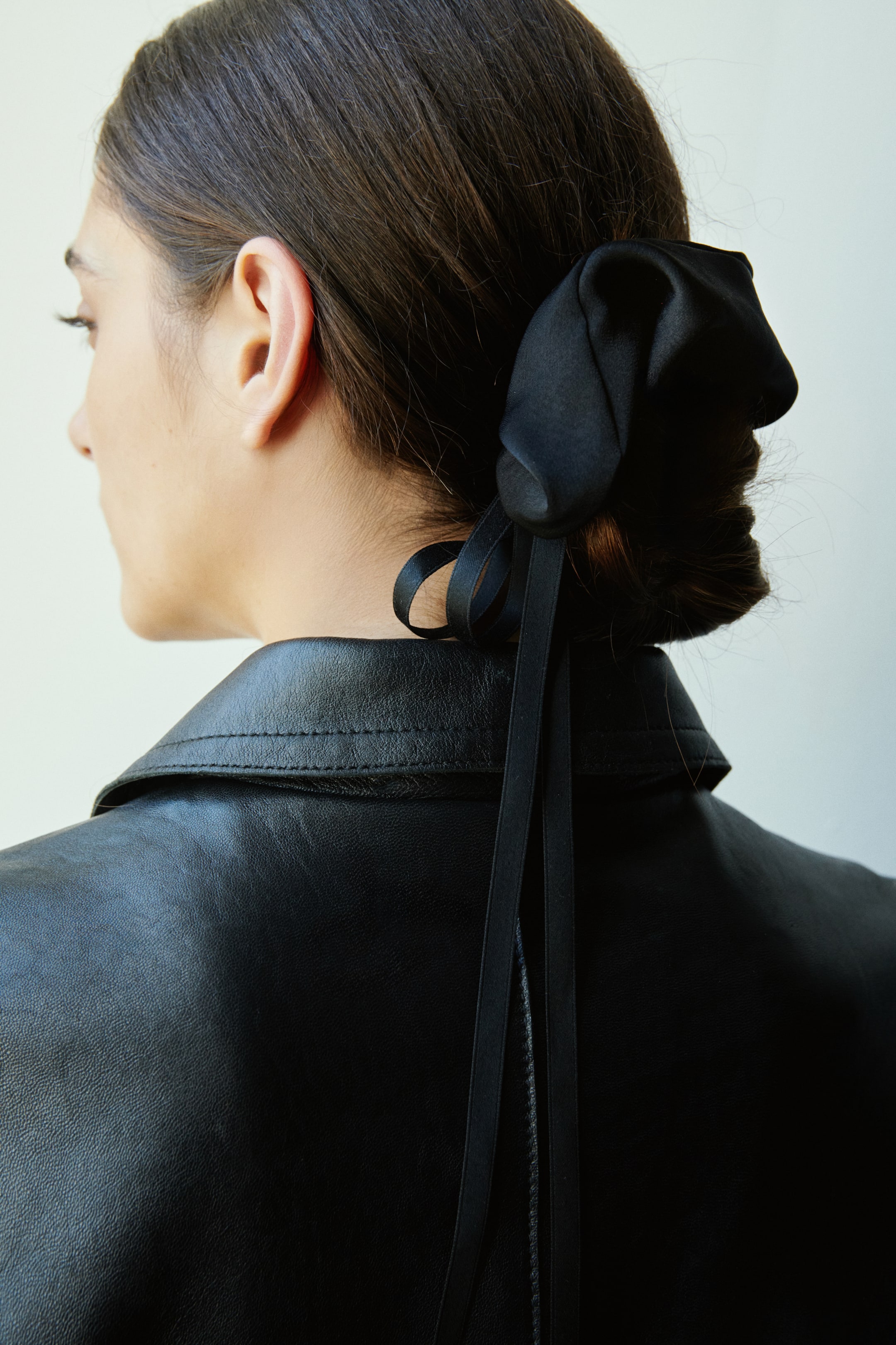 Grotere afbeelding bekijken: Scrunchie met strik - Black - DAMES | H&M BE 1