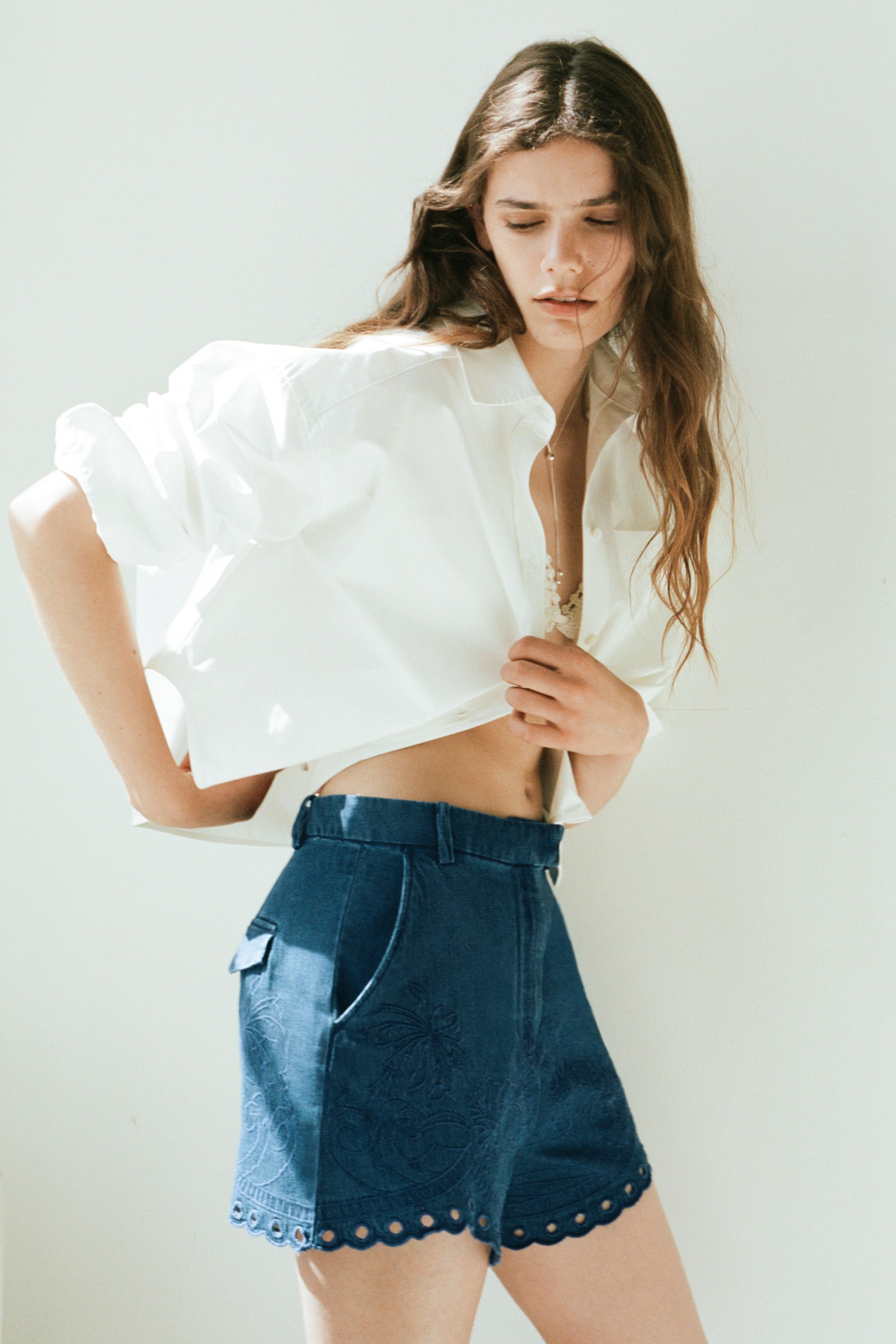 Женские шорты H&M Embroidered Denim Shorts, цвет: Тёмный джинсовый синий — фото 3