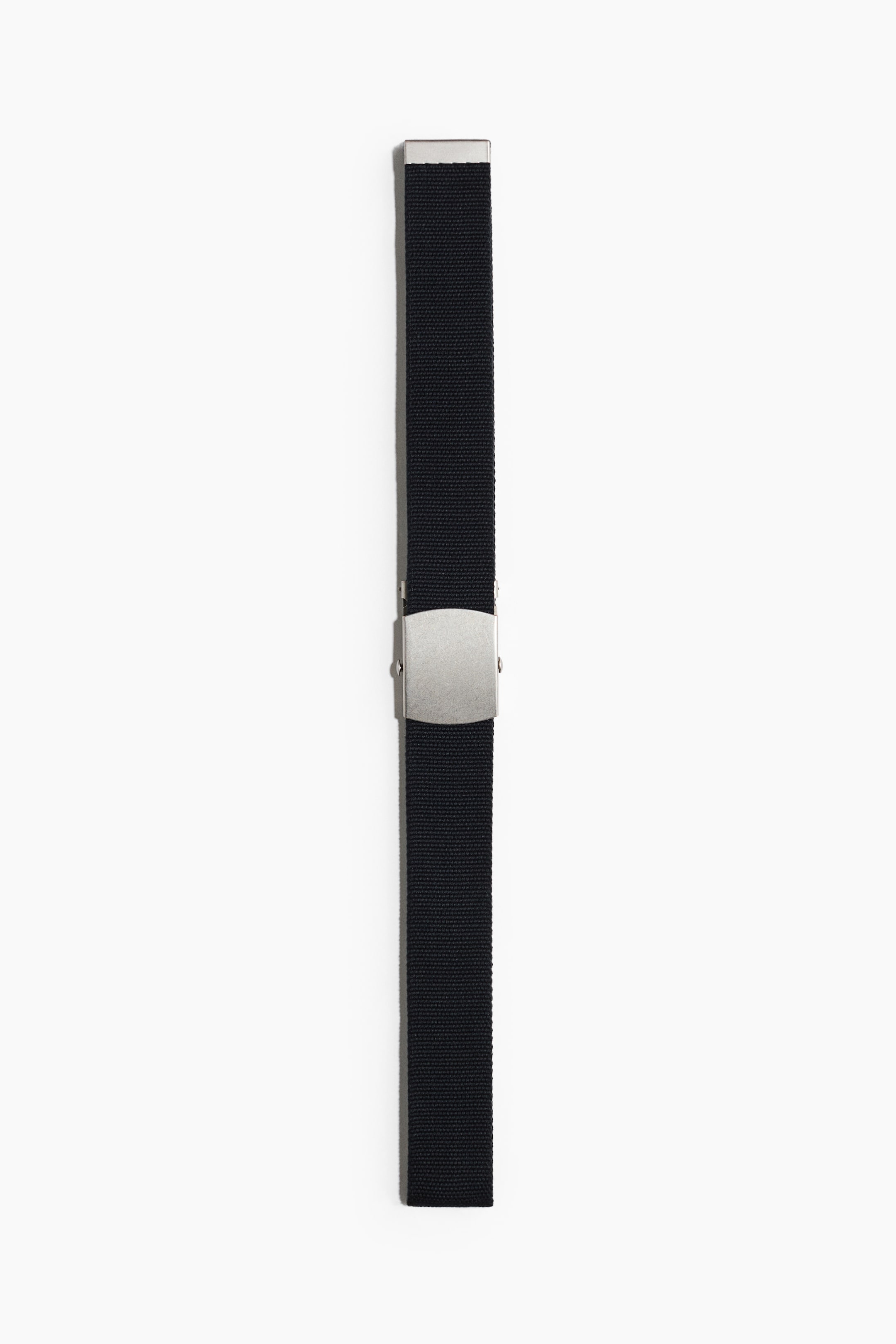 Visualizza immagine più grande: Una cintura in tessuto nero, larga 4 cm, mostra la sua parte anteriore con una fibbia in metallo color argento.