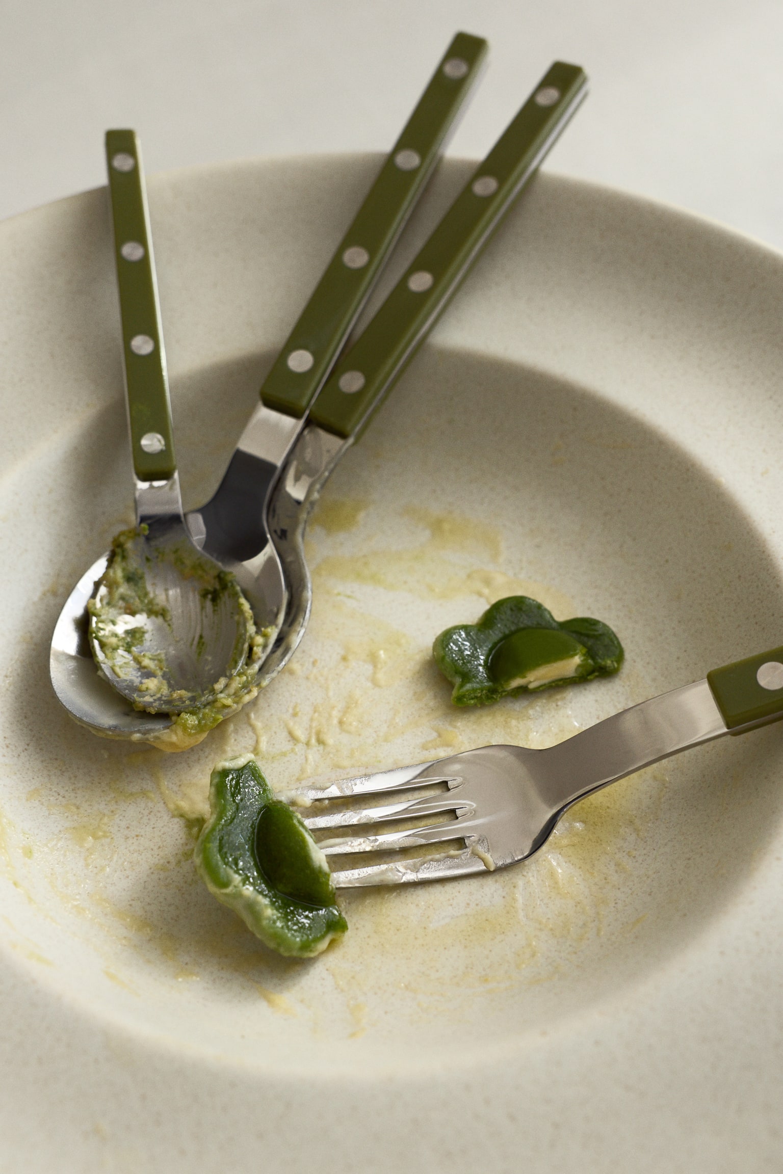 16-piece cutlery set - Olive green/Black/Red - 1