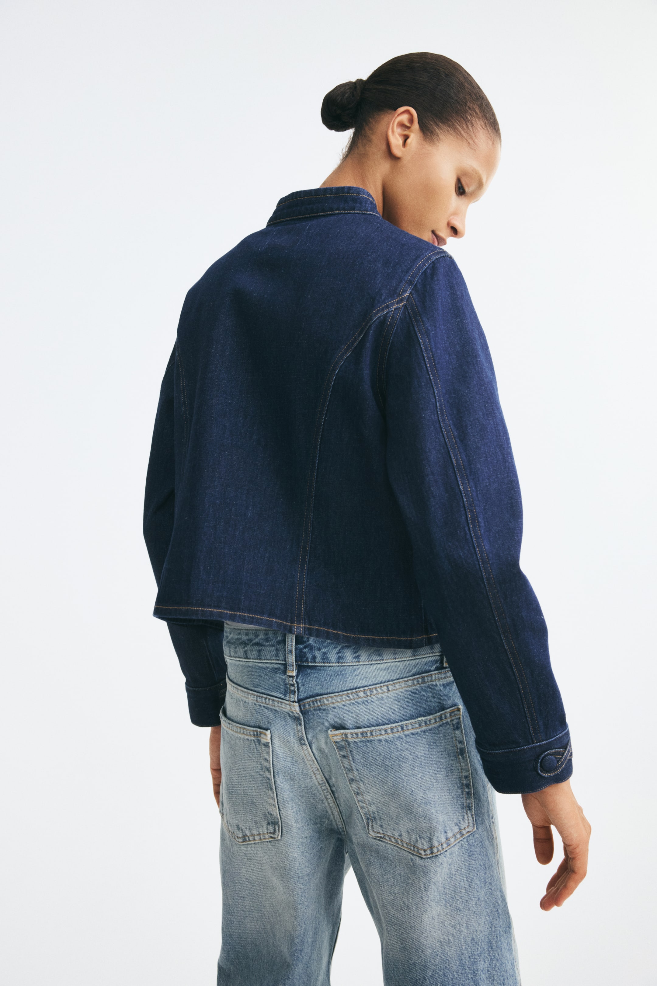 Женские куртки H&M Button-Tab Denim Jacket — фото 4