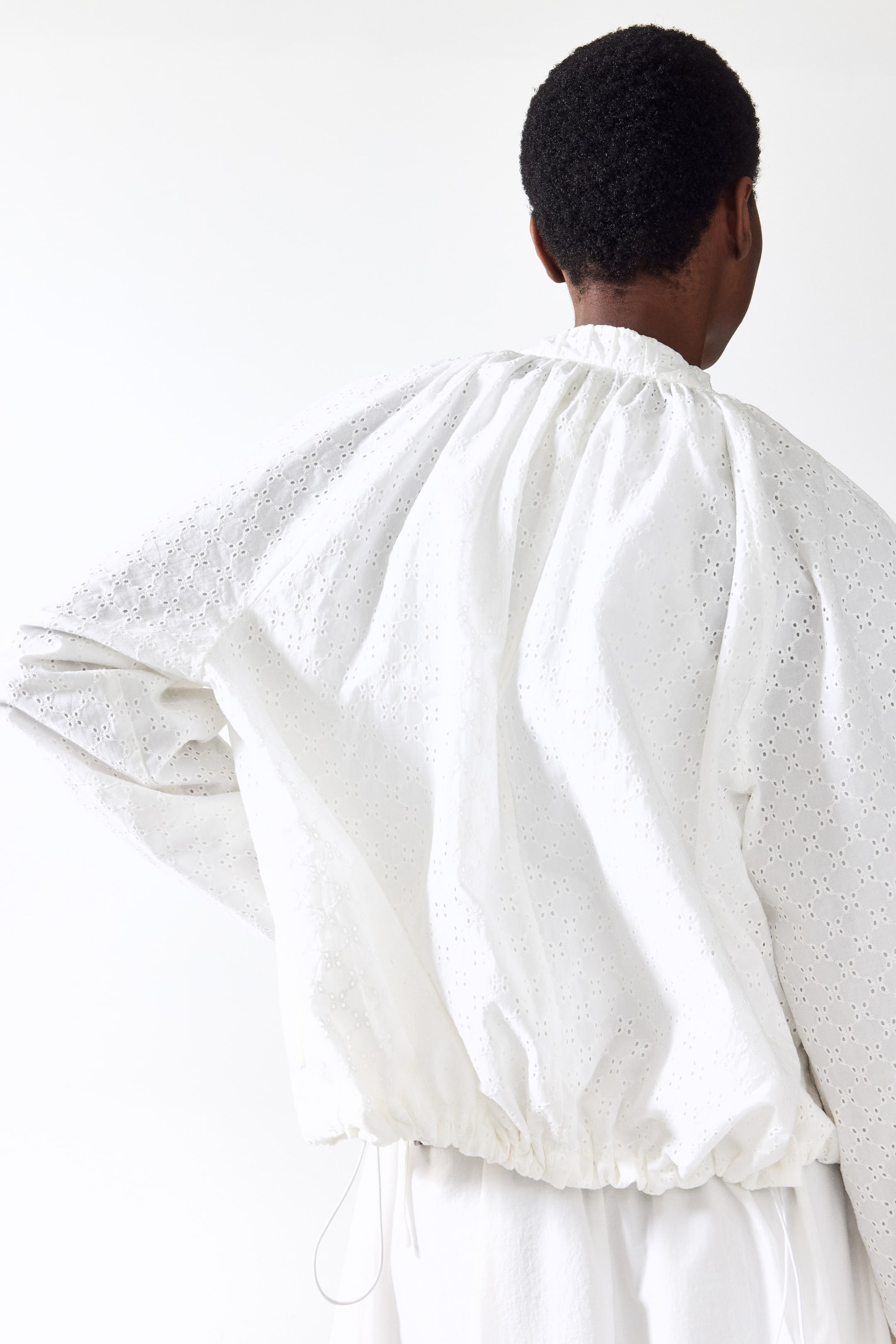 Женские куртки H&M Eyelet-Embroidered Blouson Jacket — фото 5