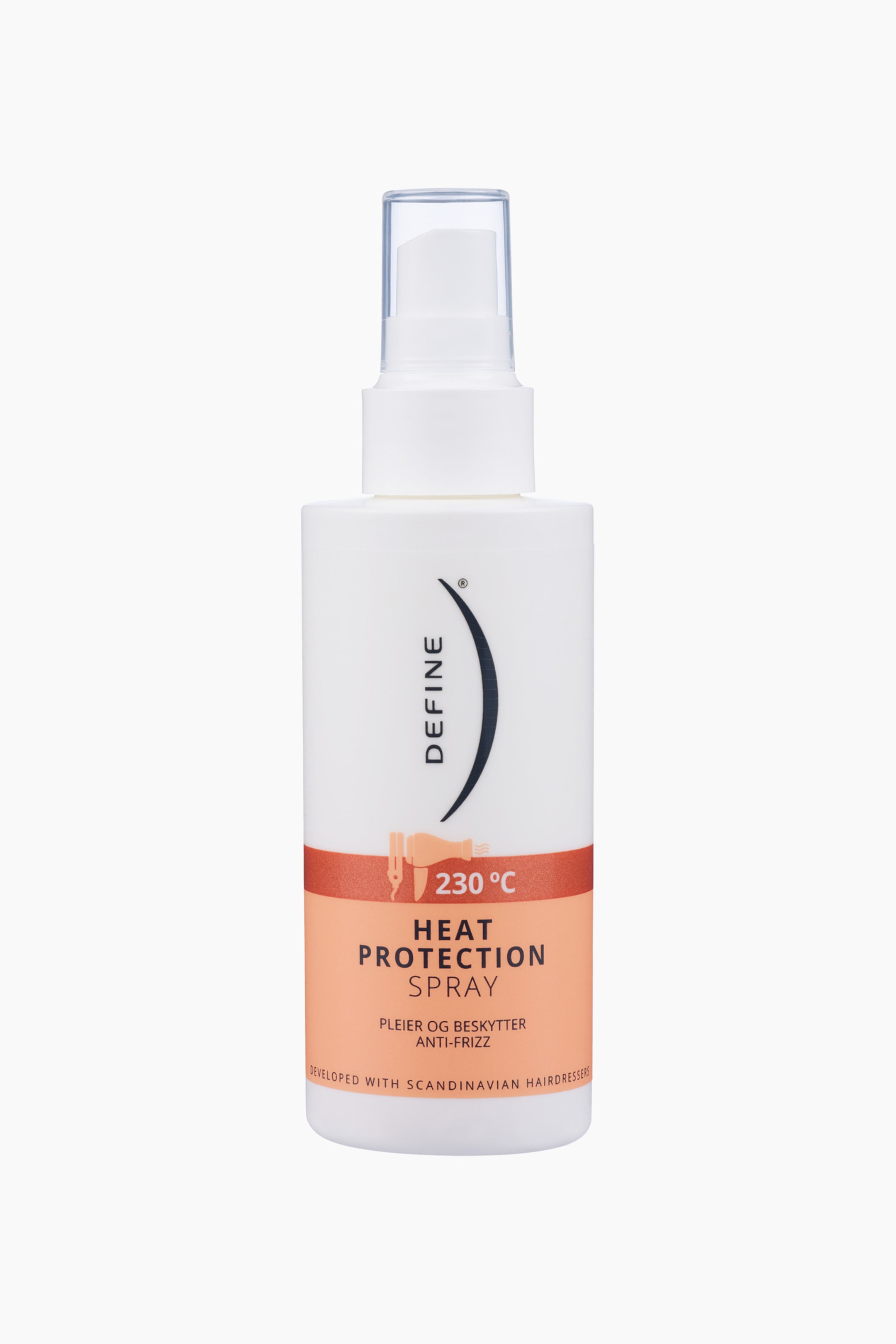 Vis større bilde: En hvit flaske med Define Heat Protection Spray står oppreist og vendt fremover, med en klar plast sprayhette. Frontetiketten viser "DEFINE" vertikalt, en oransje seksjon med et ikon av en hårrettetang og hårføner, "230 °C", og "HEAT PROTECTION SPRAY" i svart tekst.